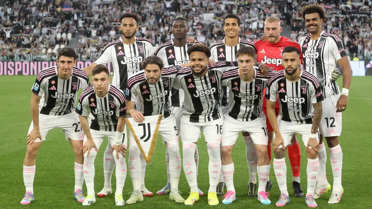 /images/s/q/u/squadra-team-group-mannschaftsbild-totale-line-up-mannschaft-juventus-serie-a-2024-25-juventus-vs-udinese-2-0-18-05-2025-posa-nuova-maglia-new-shirt-2025-26-serie-a-2024-25-juventus-udinese-2-0-nuova-maglia-2025-26jpg_1749674778216.jpg