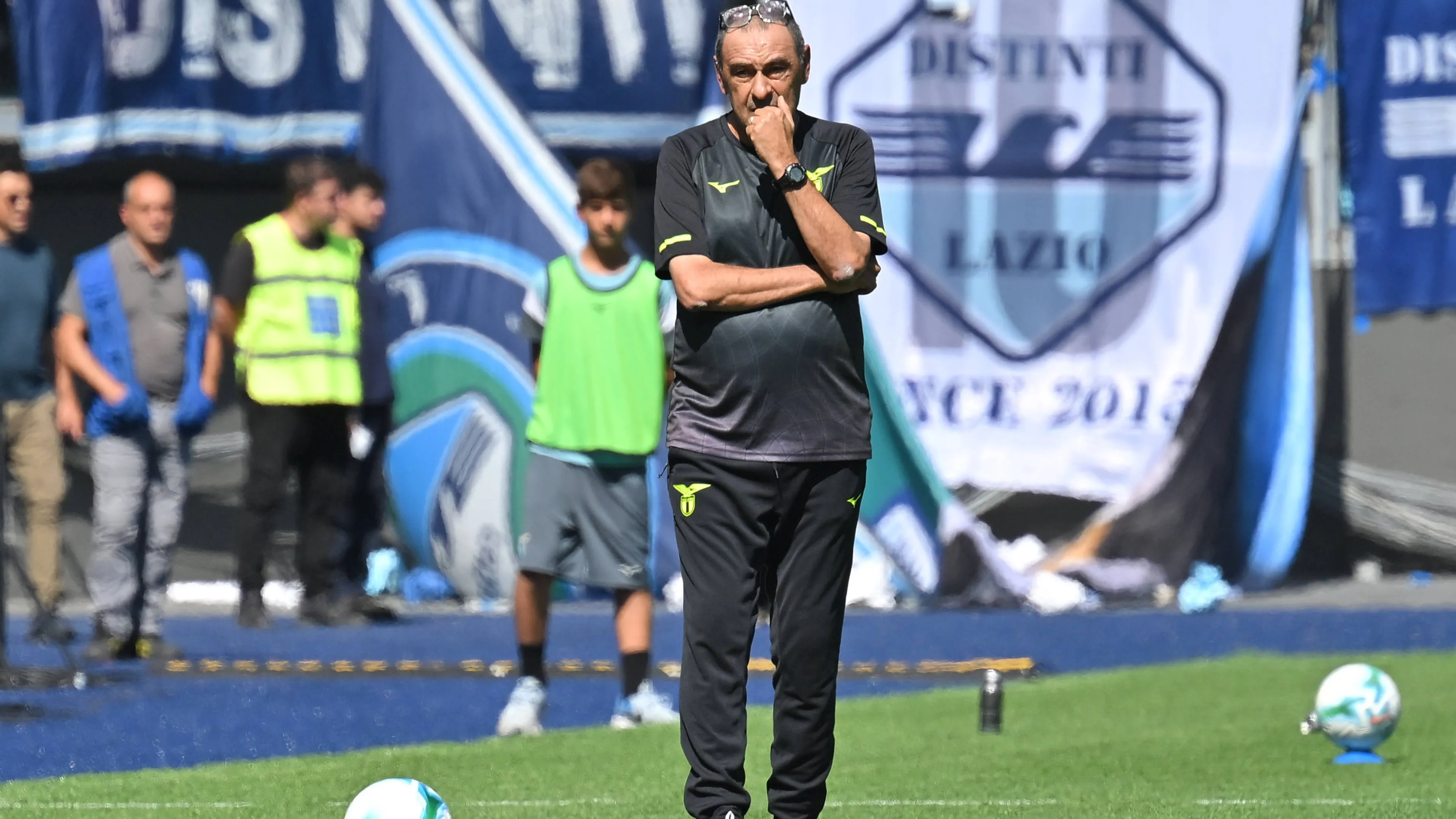 Lazio, Sarri ha un solo centrocampista per il Genoa: le soluzioni sono a dir poco ardite 