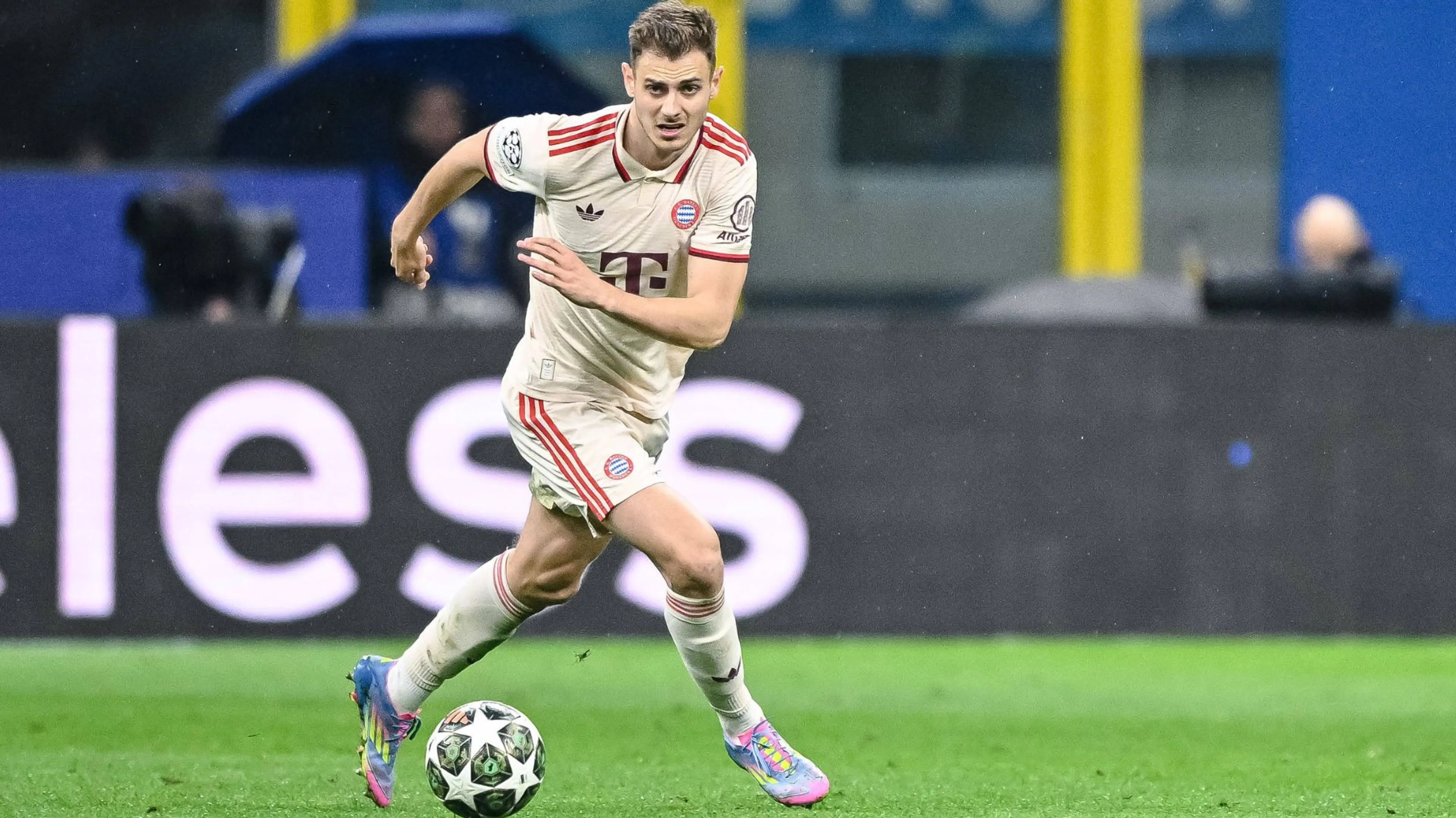 Brutto gesto nel finale di Inter-Bayern: Stanisic spinge un raccattapalle per accelerare una rimessa laterale