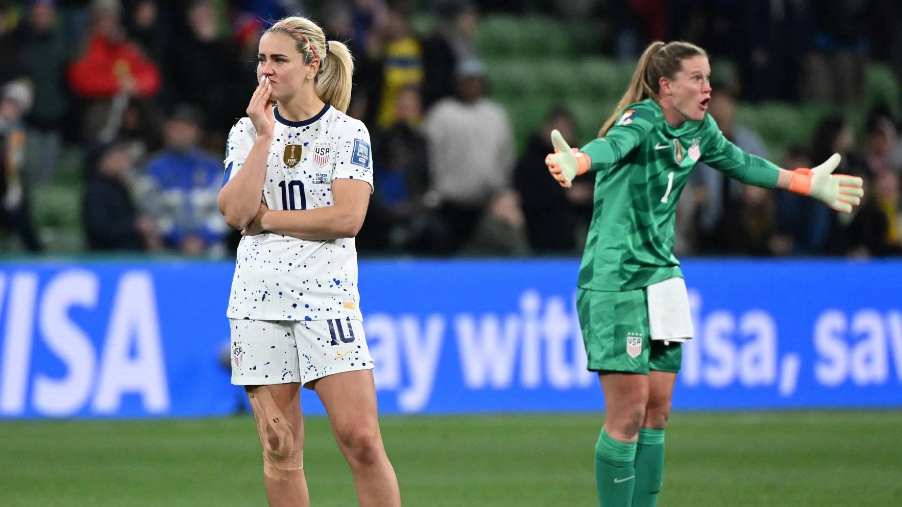 Copertina di Clamoroso ai Mondiali Femminili, Stati Uniti eliminati per millimetri. Un episodio incredibile condanna gli Usa (VIDEO)