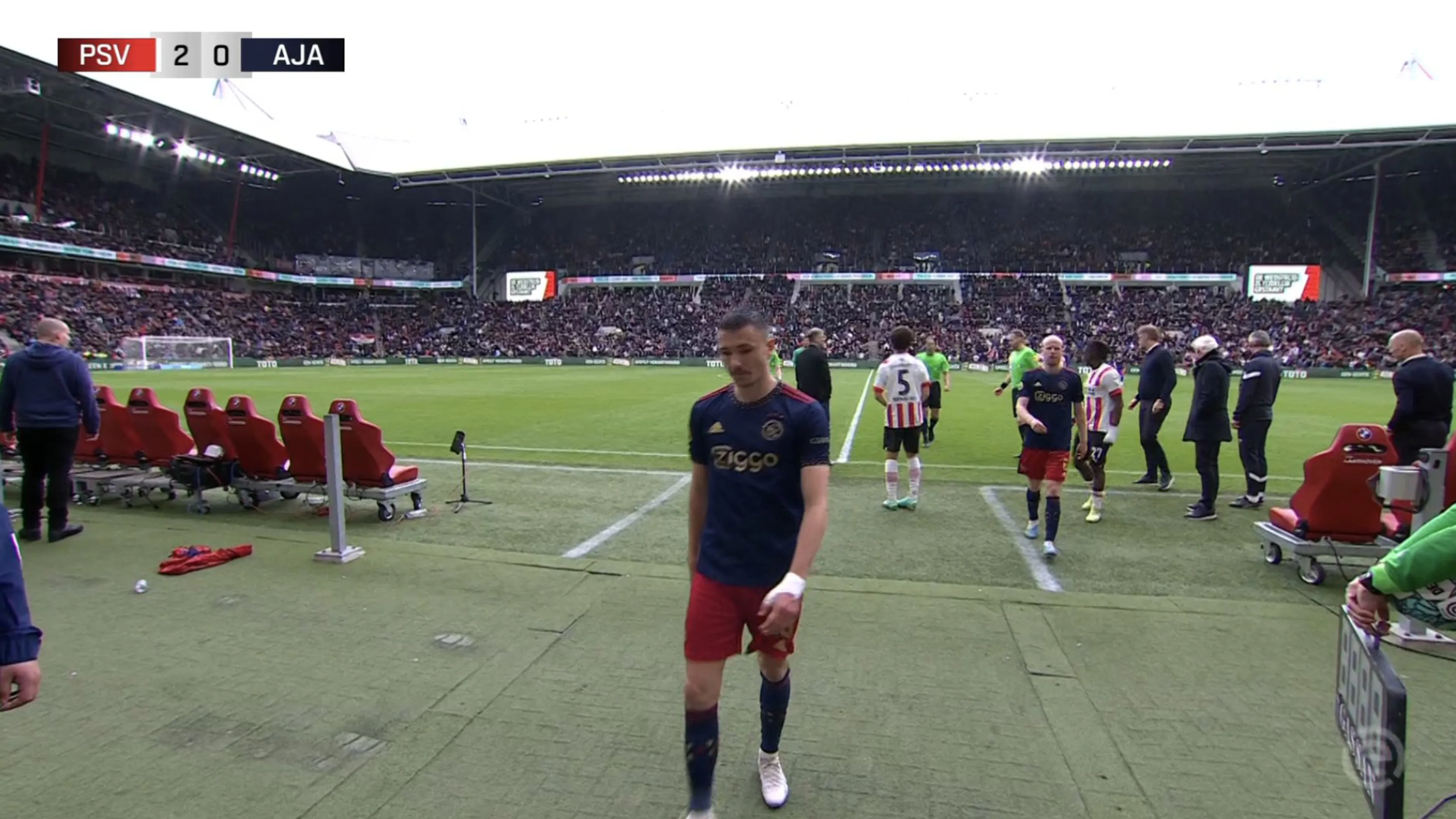 Psv-Ajax, lancio di oggetti da parte dei tifosi: colpito Berghuis. La decisione dell'arbitro (VIDEO)