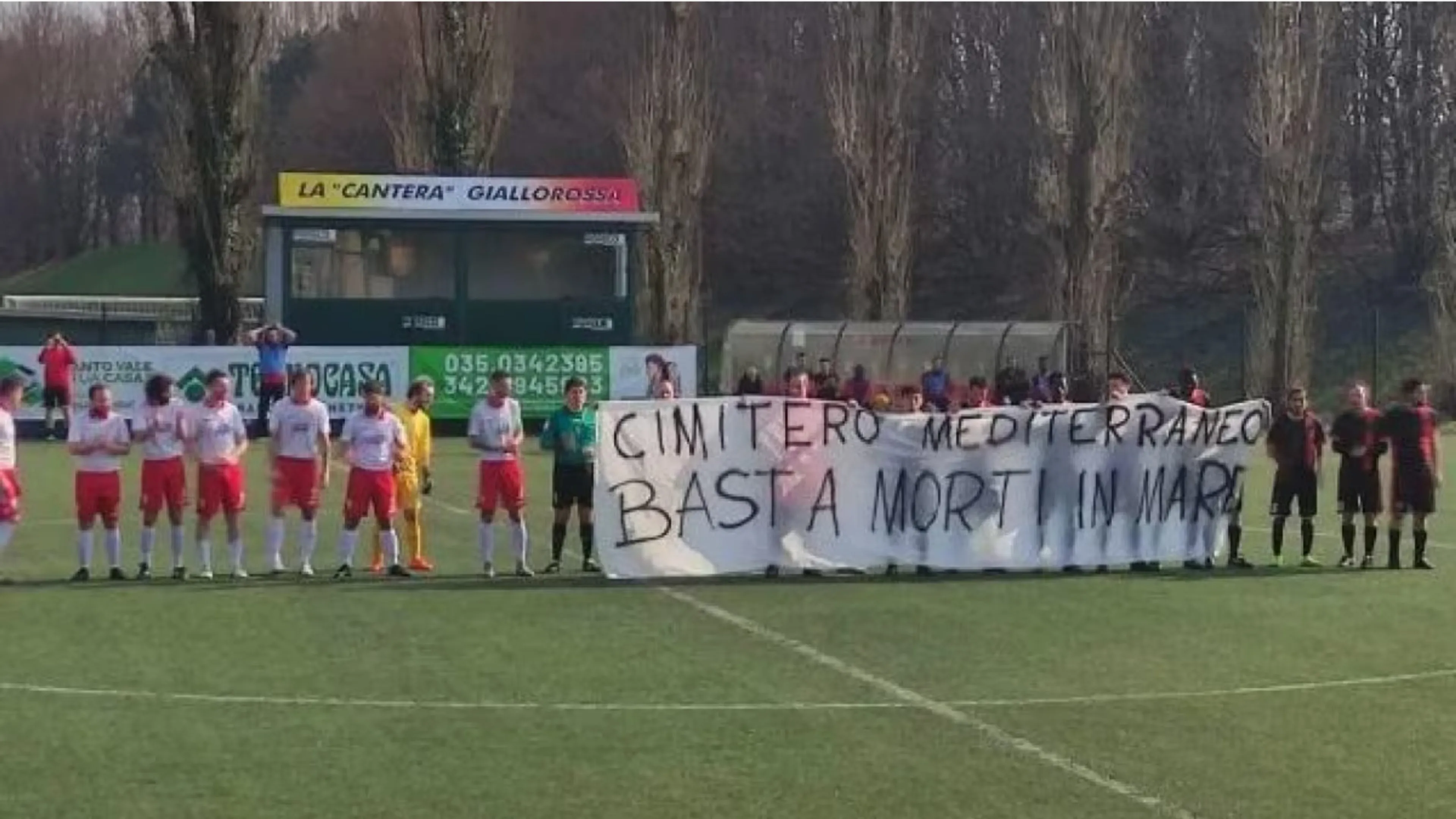 Copertina di I giocatori del Brighela espongono lo striscione “Basta morti in mare”: multa alla squadra e squalifica