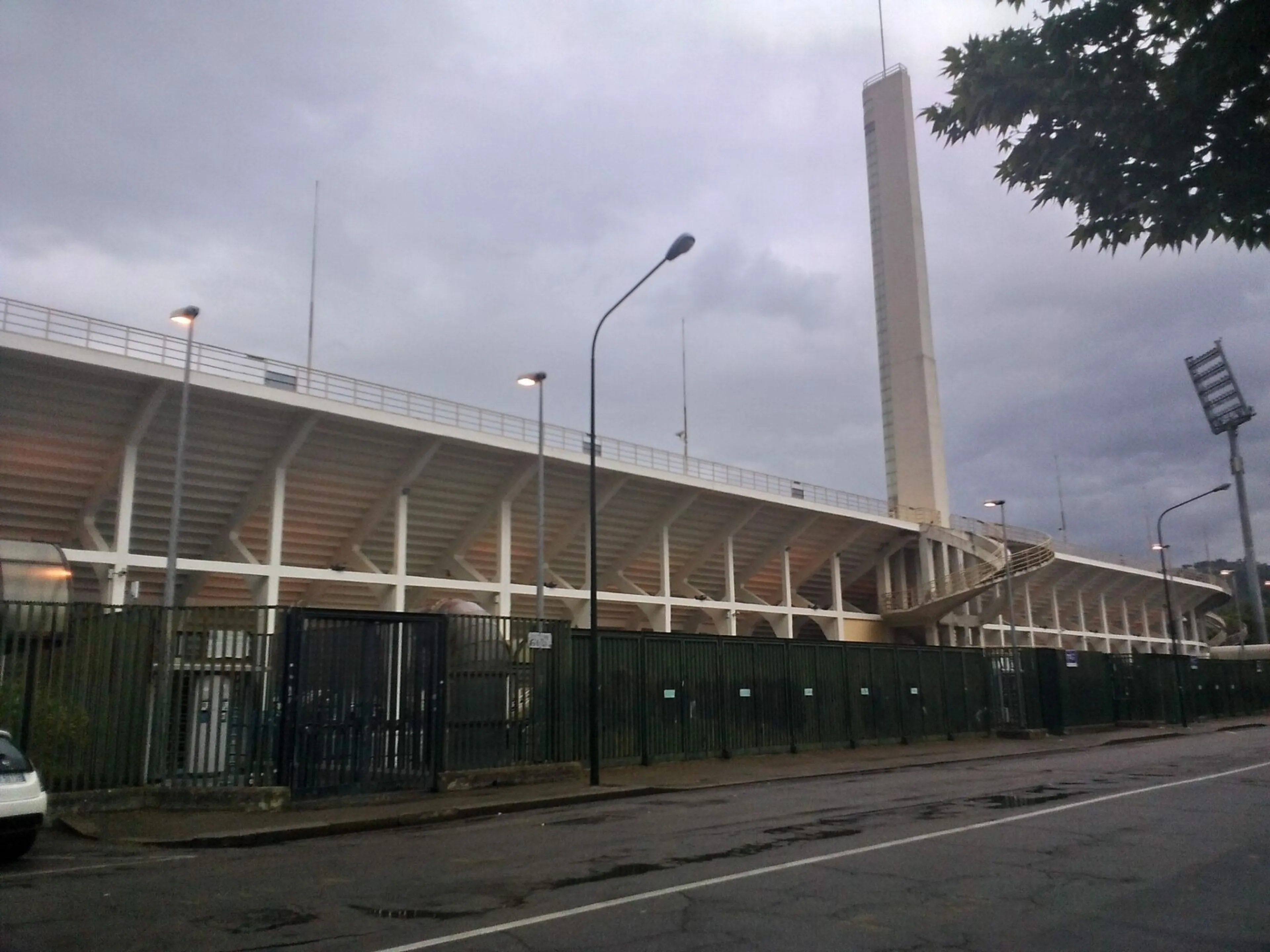 Copertina di Vlahovic, nuovo striscione al Franchi. Ma è dei tifosi della Juve…