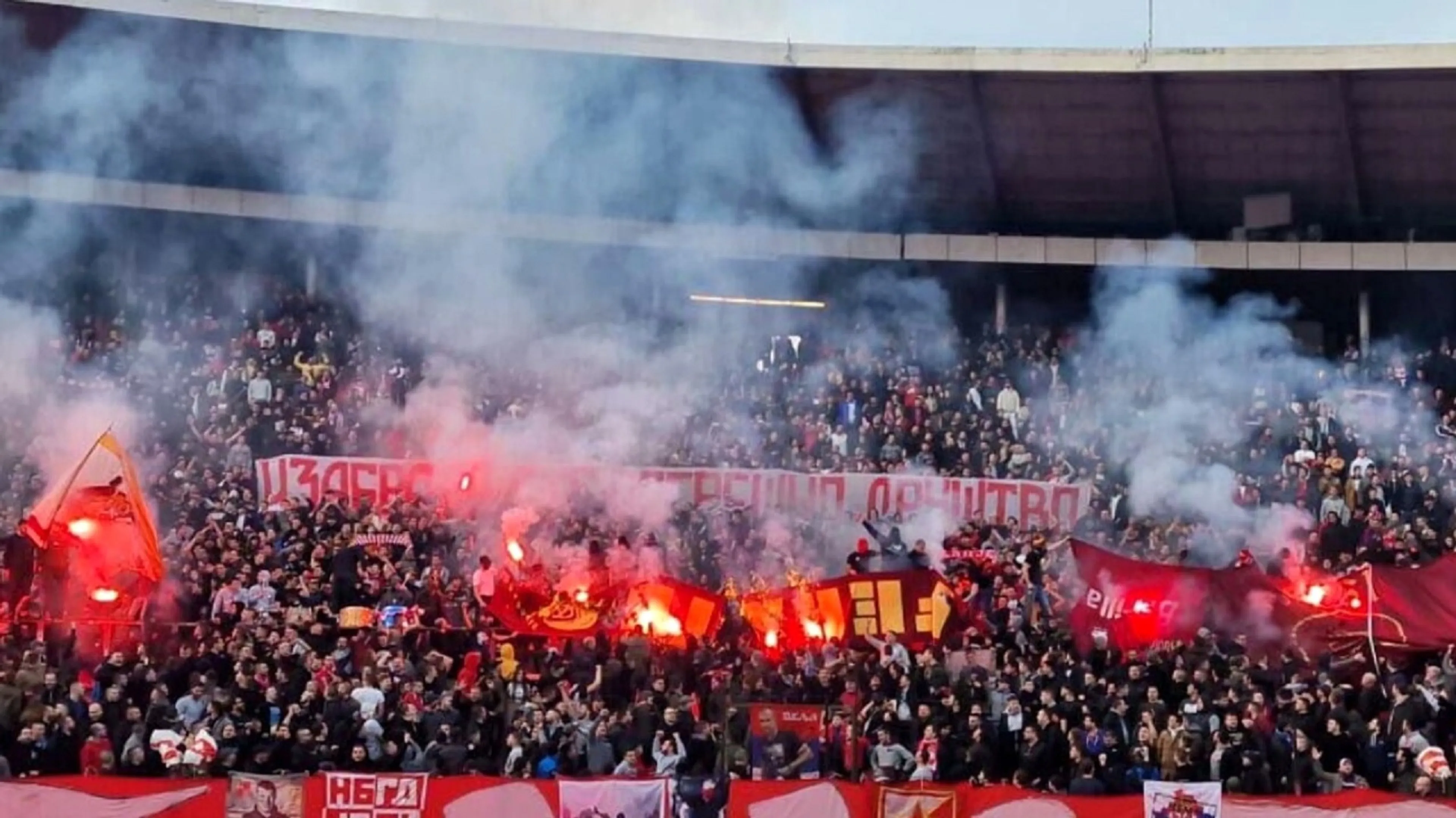 Copertina di Striscione Fedayn, tifosi della Stella Rossa lo portano in curva. Tifosi giallorossi infuriati (VIDEO)