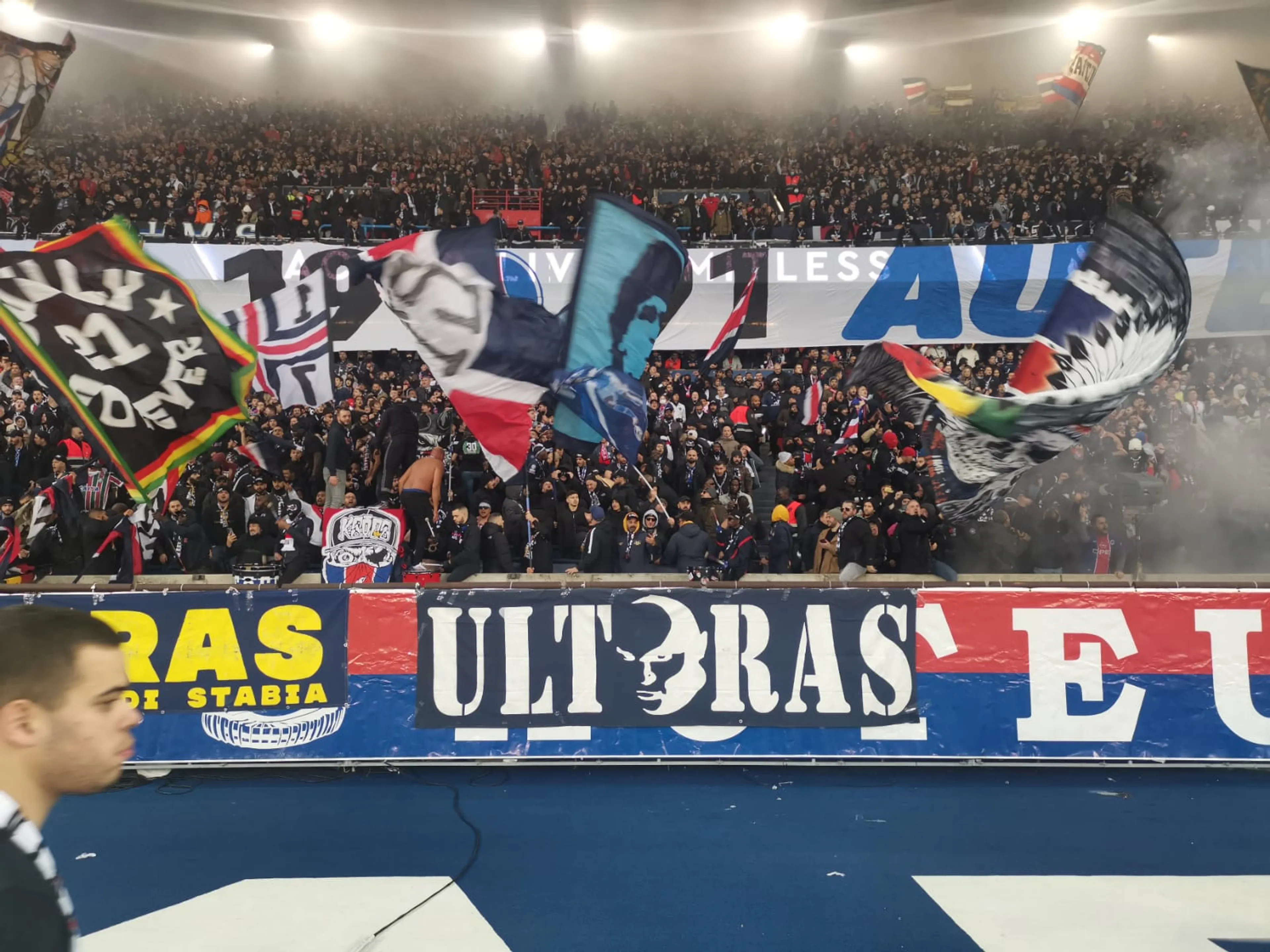 Copertina di Nella curva del Psg spunta uno striscione pro-Napoli: “Le Figaro carta da cesso”