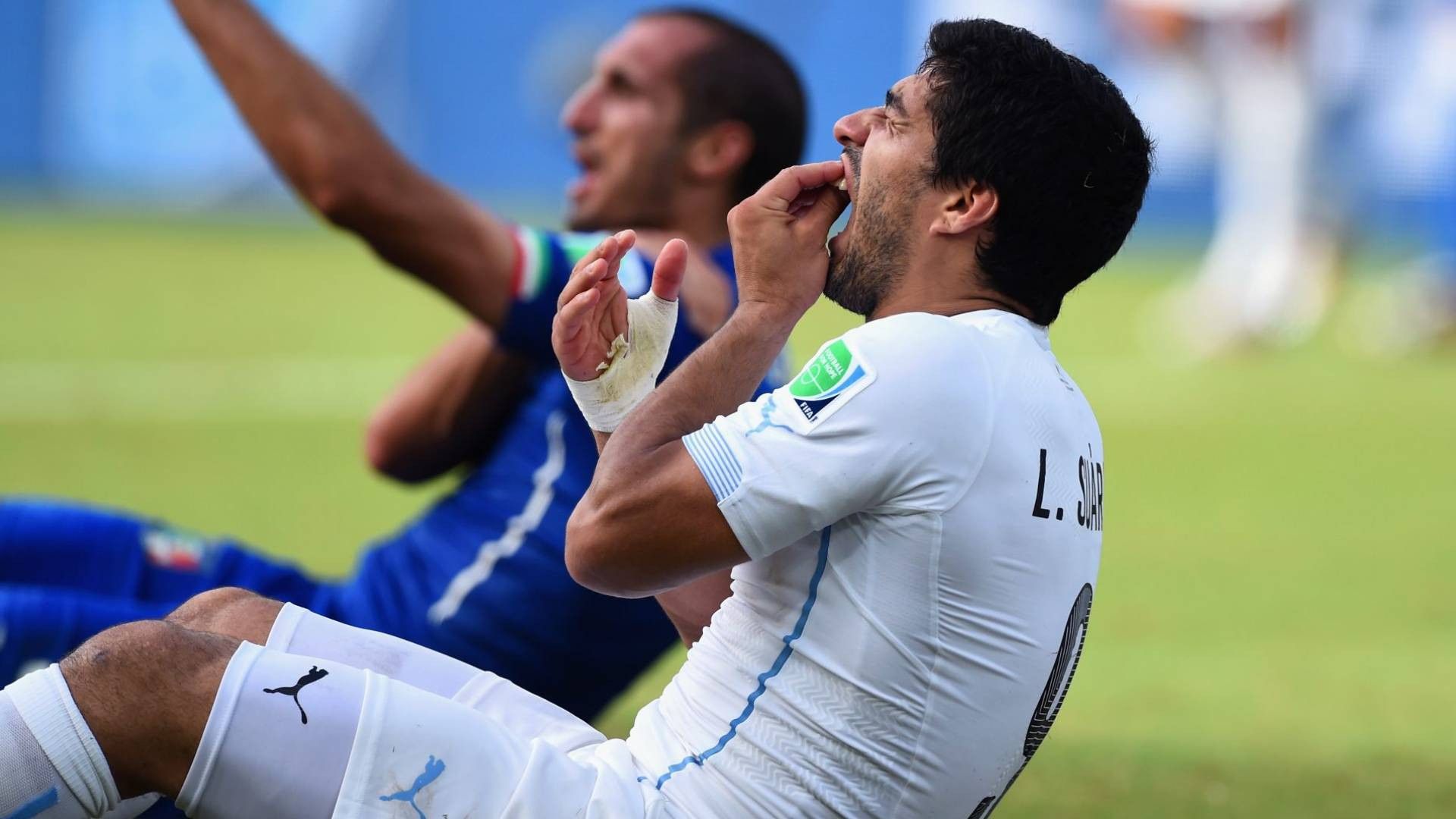 Suarez-e-il-morso-a-Chiellini-che-gli-ha-cambiato-la-carriera