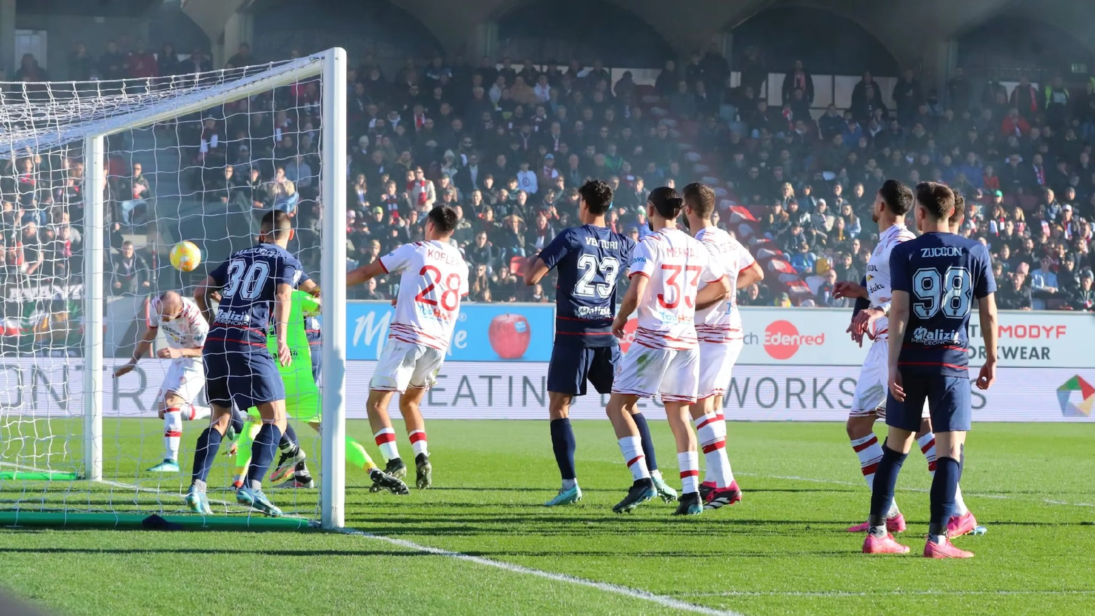 Copertina di Ruba macchina al compagno e scatta l'inseguimento con la Polizia: incredibile al Sudtirol