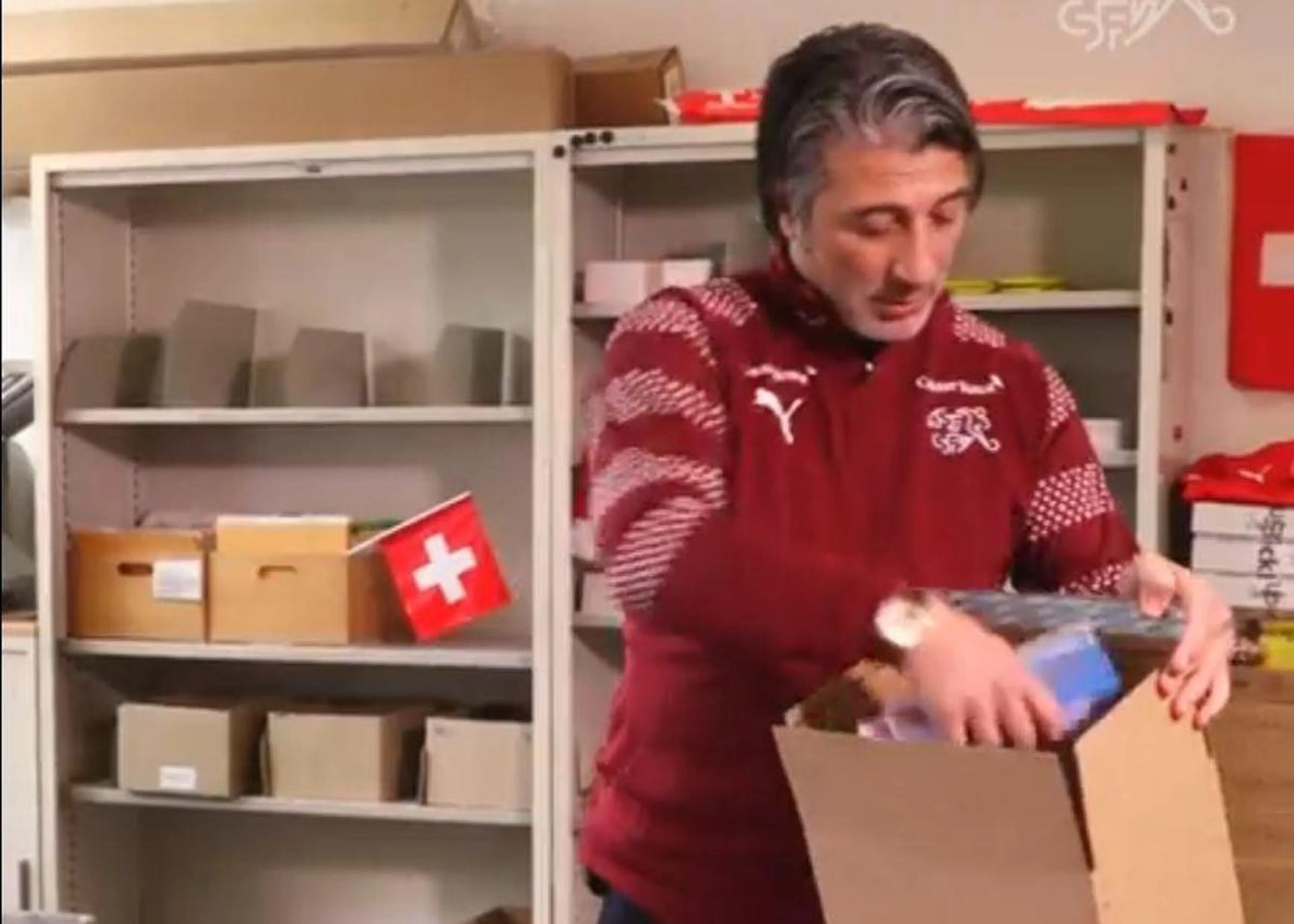 Copertina di Mondiali 2022, la Svizzera ringrazia l’Irlanda del Nord: 9,3 kg di cioccolata in regalo (VIDEO)