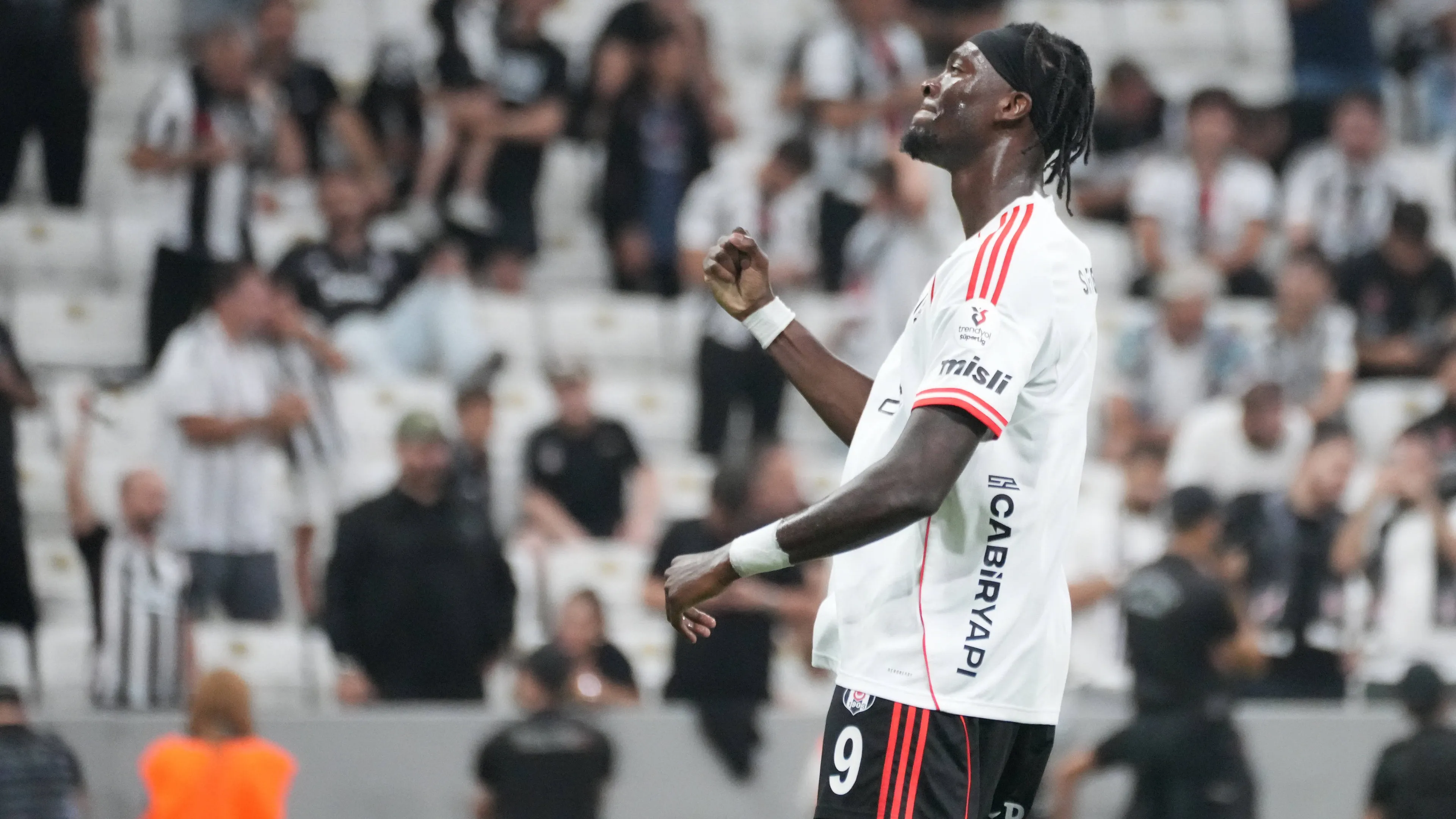 Abraham subito in gol in Turchia, scatta la clausola tra Roma e Besiktas: i dettagli 