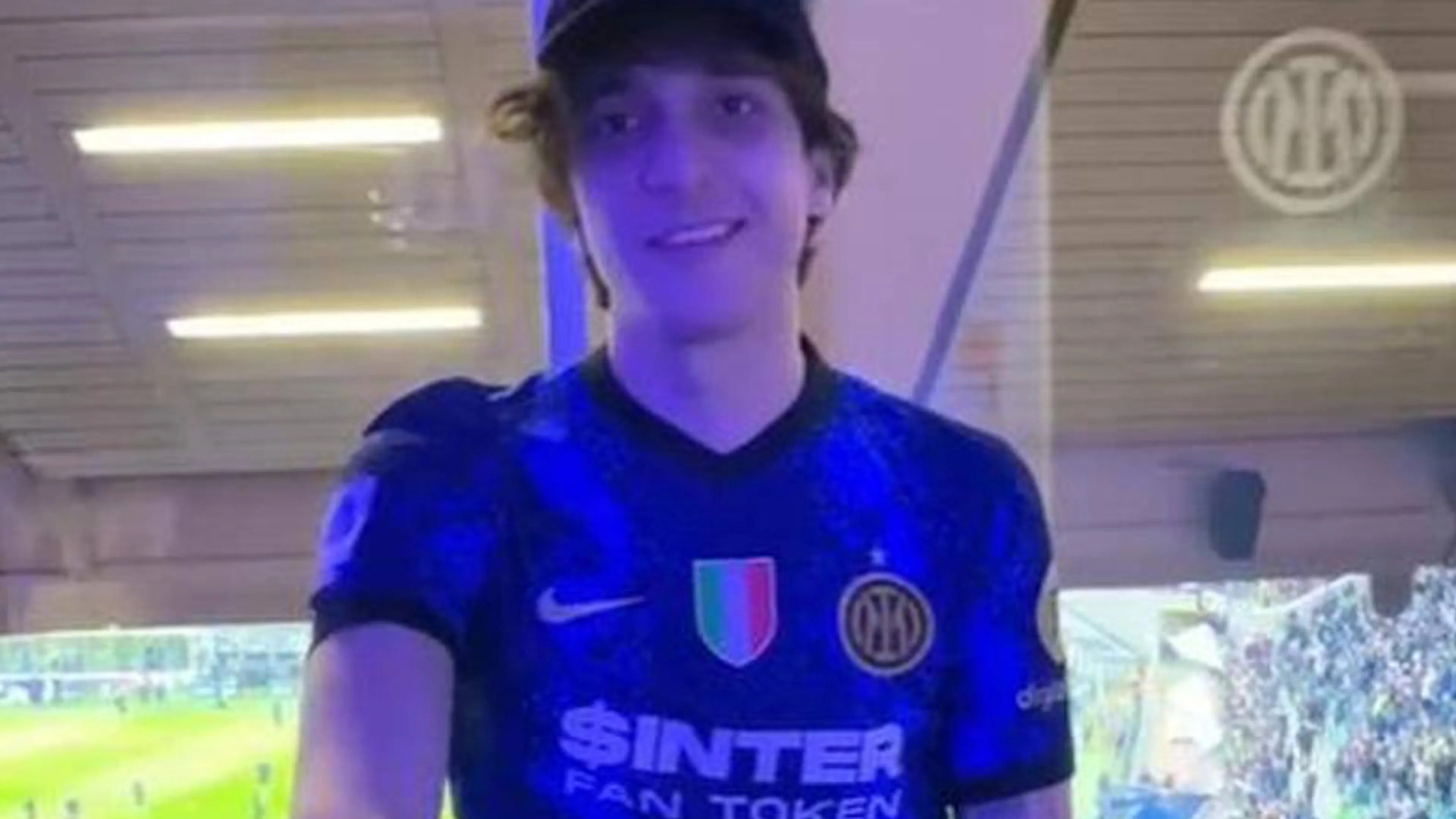 Copertina di Tananai: “Se l’Inter rigiocasse il derby lo vincerebbe di nuovo”. Poi la profezia: “Occhio al triplete bis”