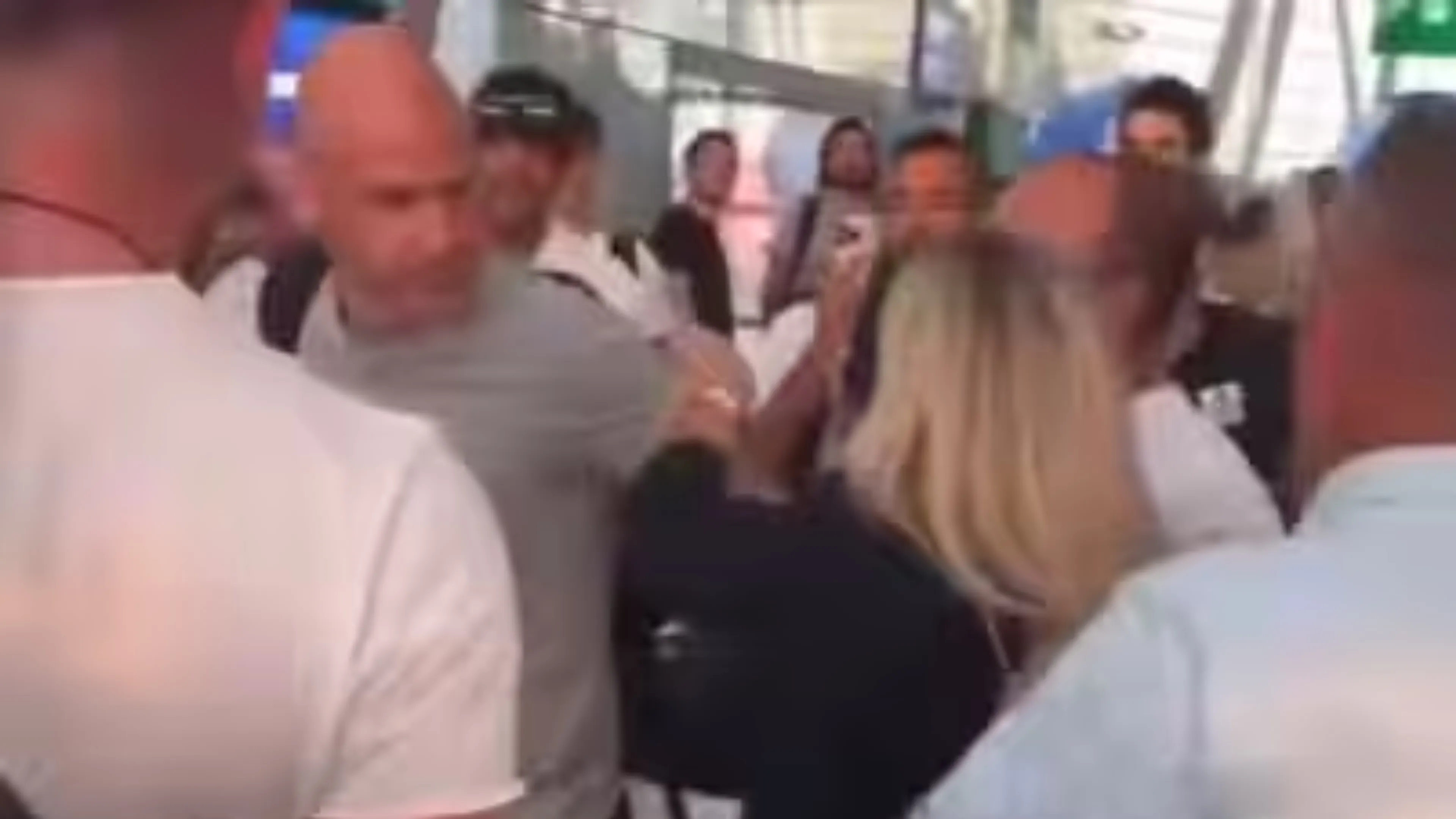Copertina di L'arbitro Taylor aggredito da un centinaio di romanisti all'aeroporto: volano bicchieri e sedie (VIDEO)