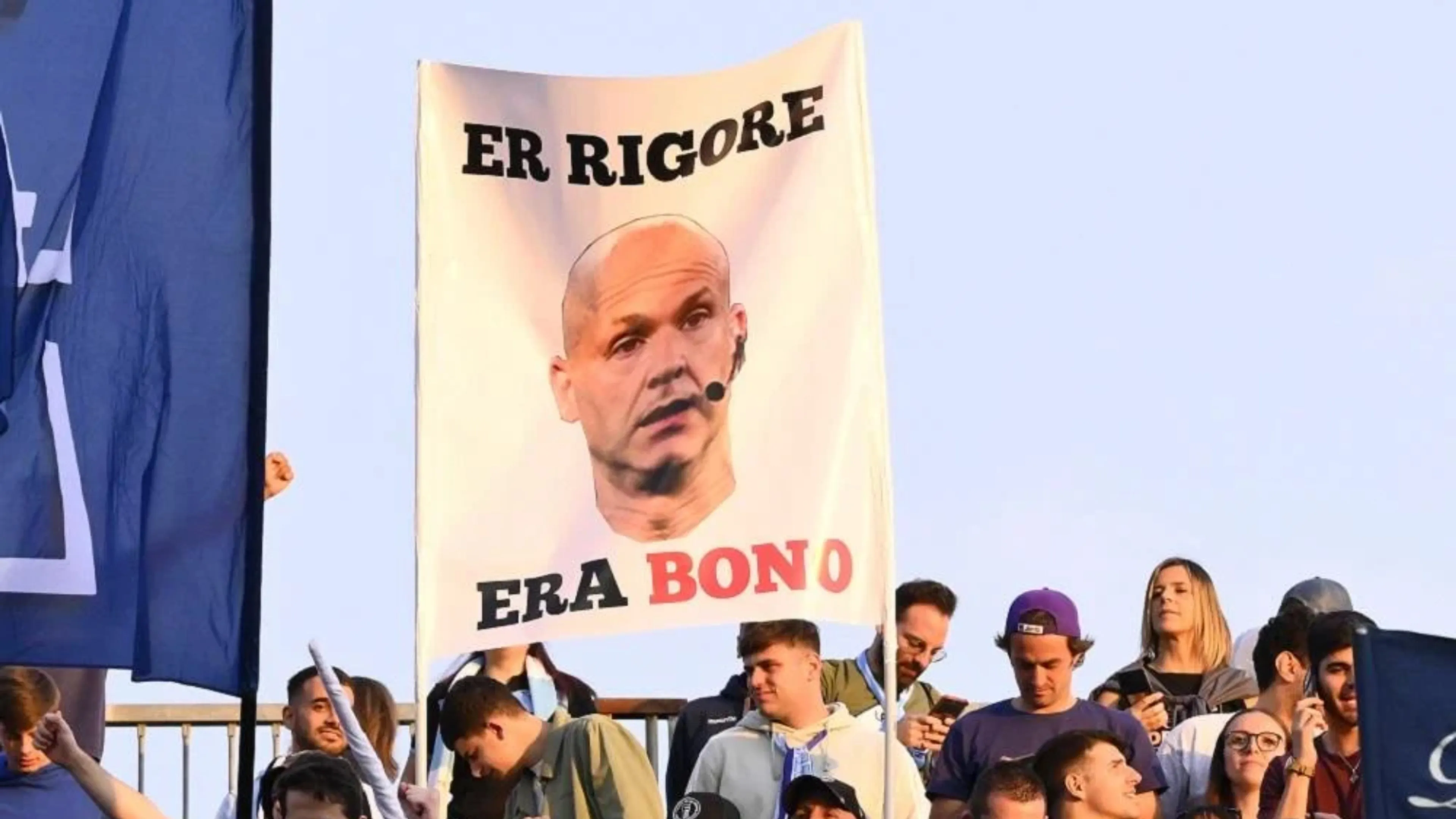 Copertina di L'arbitro Taylor diventa tifoso onorario della Lazio