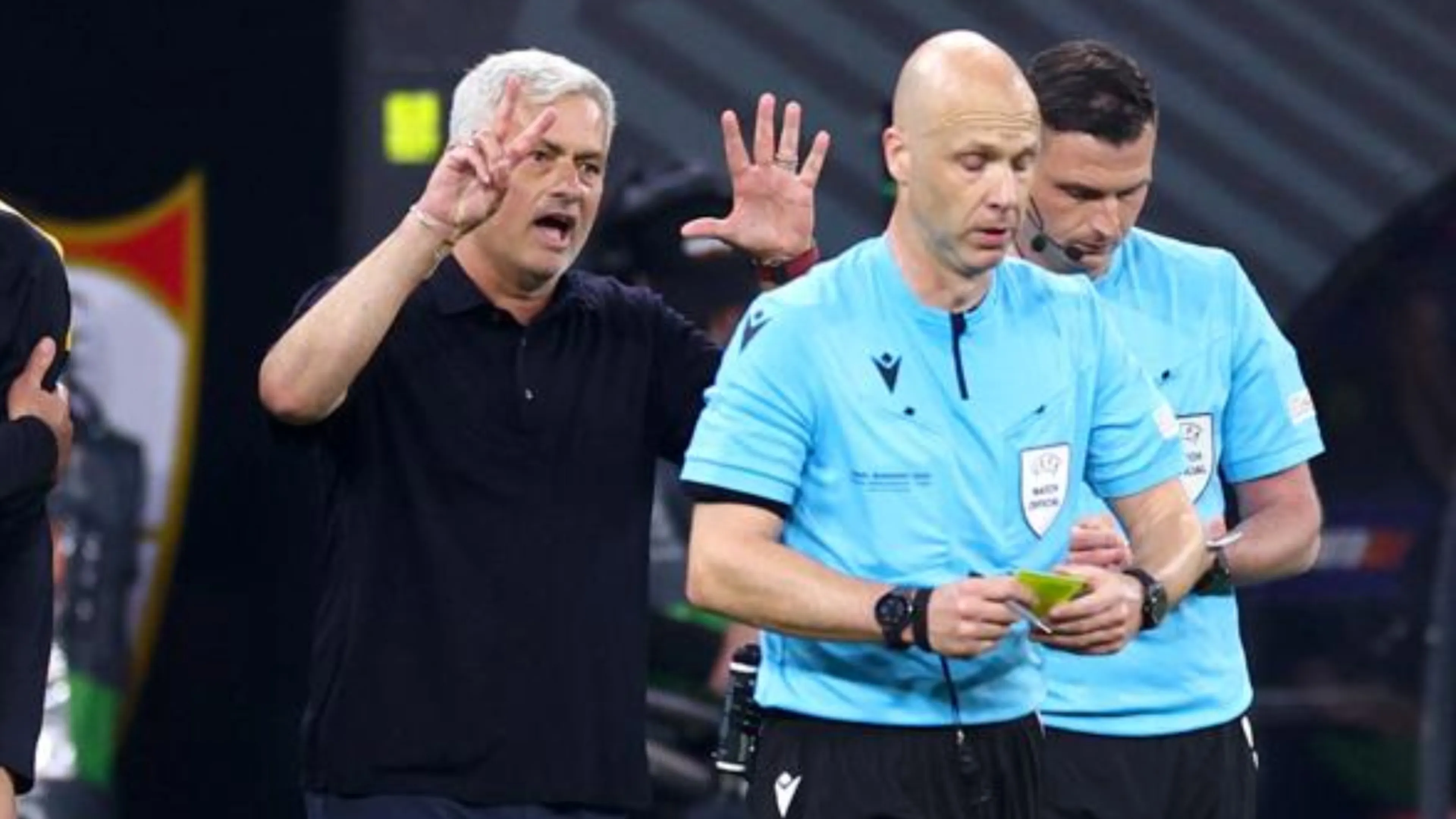 Copertina di Nella Top 5 degli arbitri al mondo c'è Taylor: tifosi della Roma infuriati