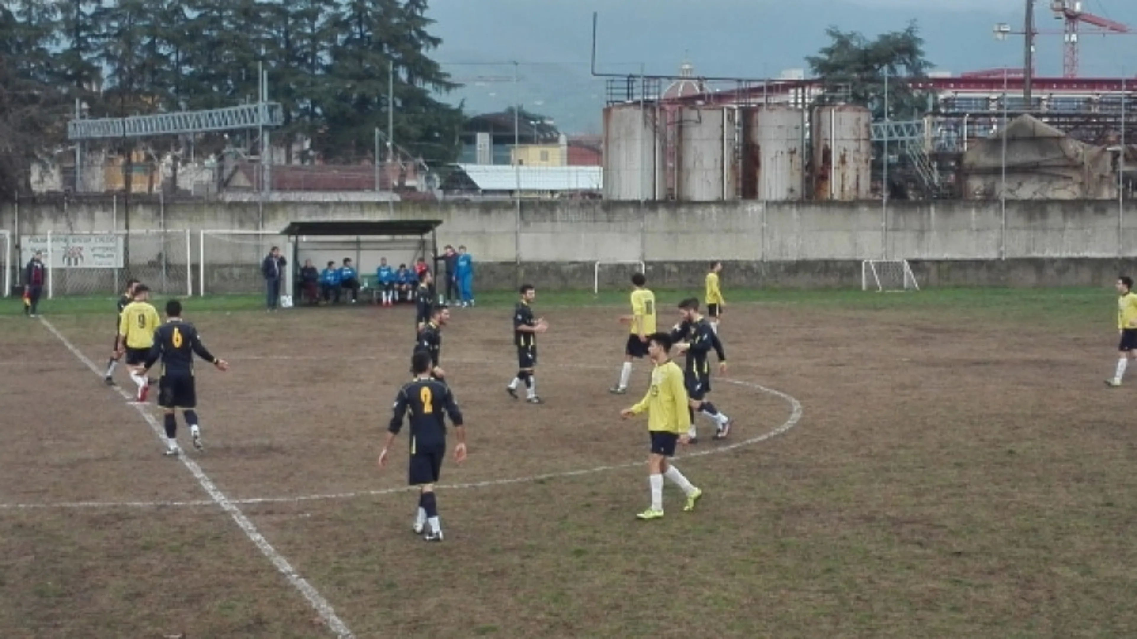 Copertina di Eroe in Terza Categoria. Lascia il campo e si ubriaca al bar, poi torna e fuma. 5 turni di stop