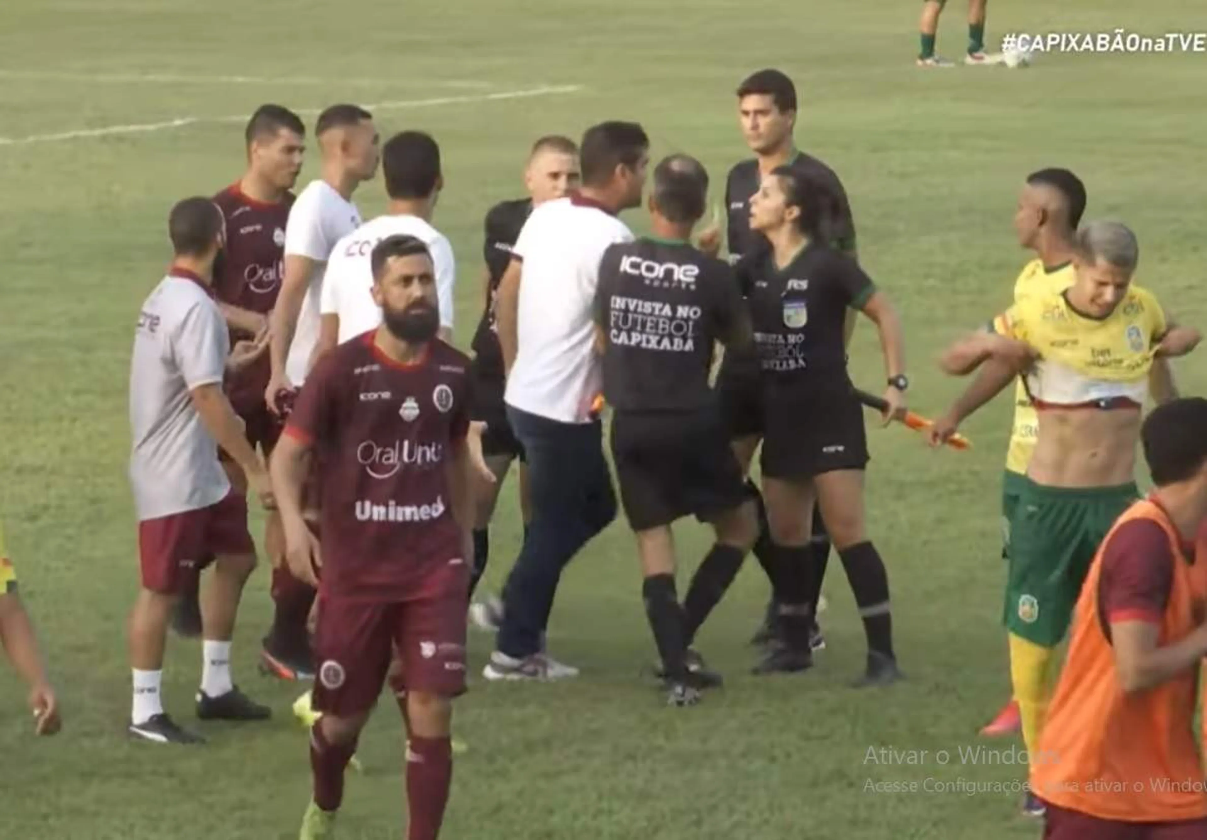 Copertina di Brasile, la furia dell’allenatore della Desportiva Ferroviaria: testata alla guardalinee (VIDEO)