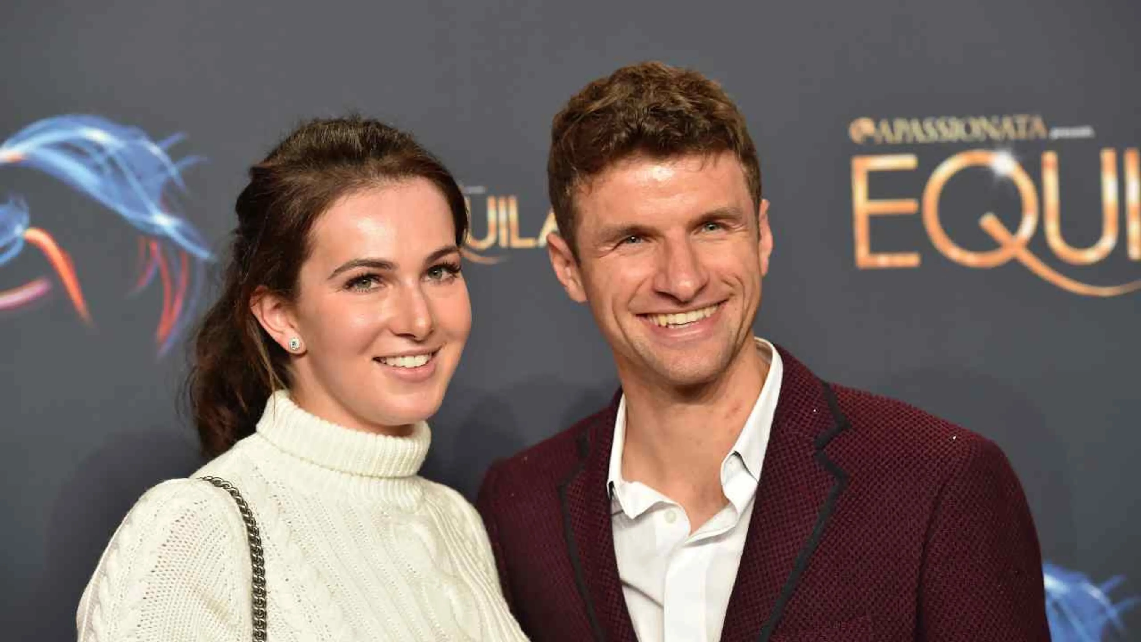 Copertina di Tra Thomas Müller e il Manchester United si mise…la moglie dell’attaccante: la rivelazione di Van Gaal