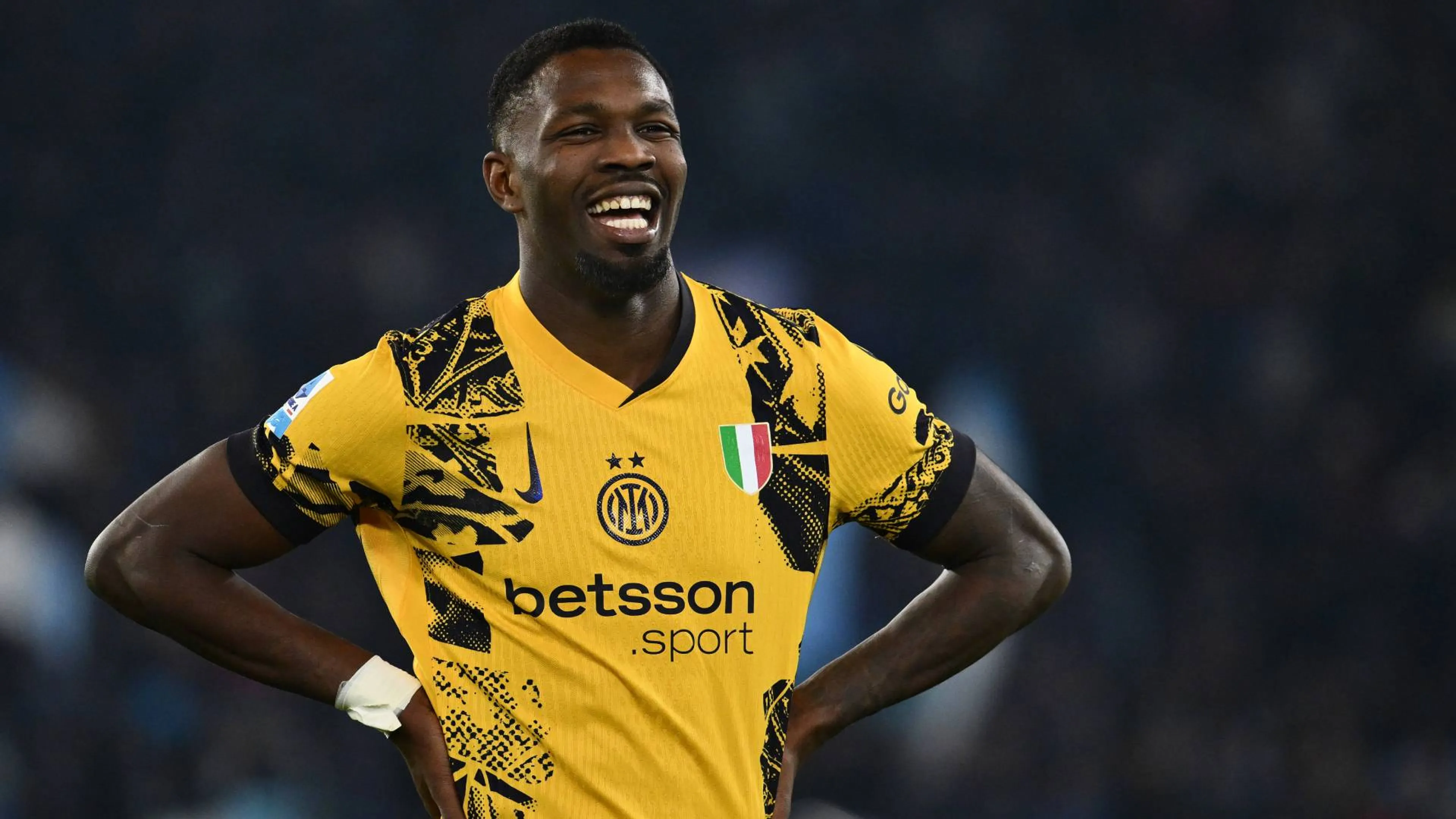 Copertina di Thuram estasiato dai tifosi della Lazio. Ecco la frase pronunciata a Vieri