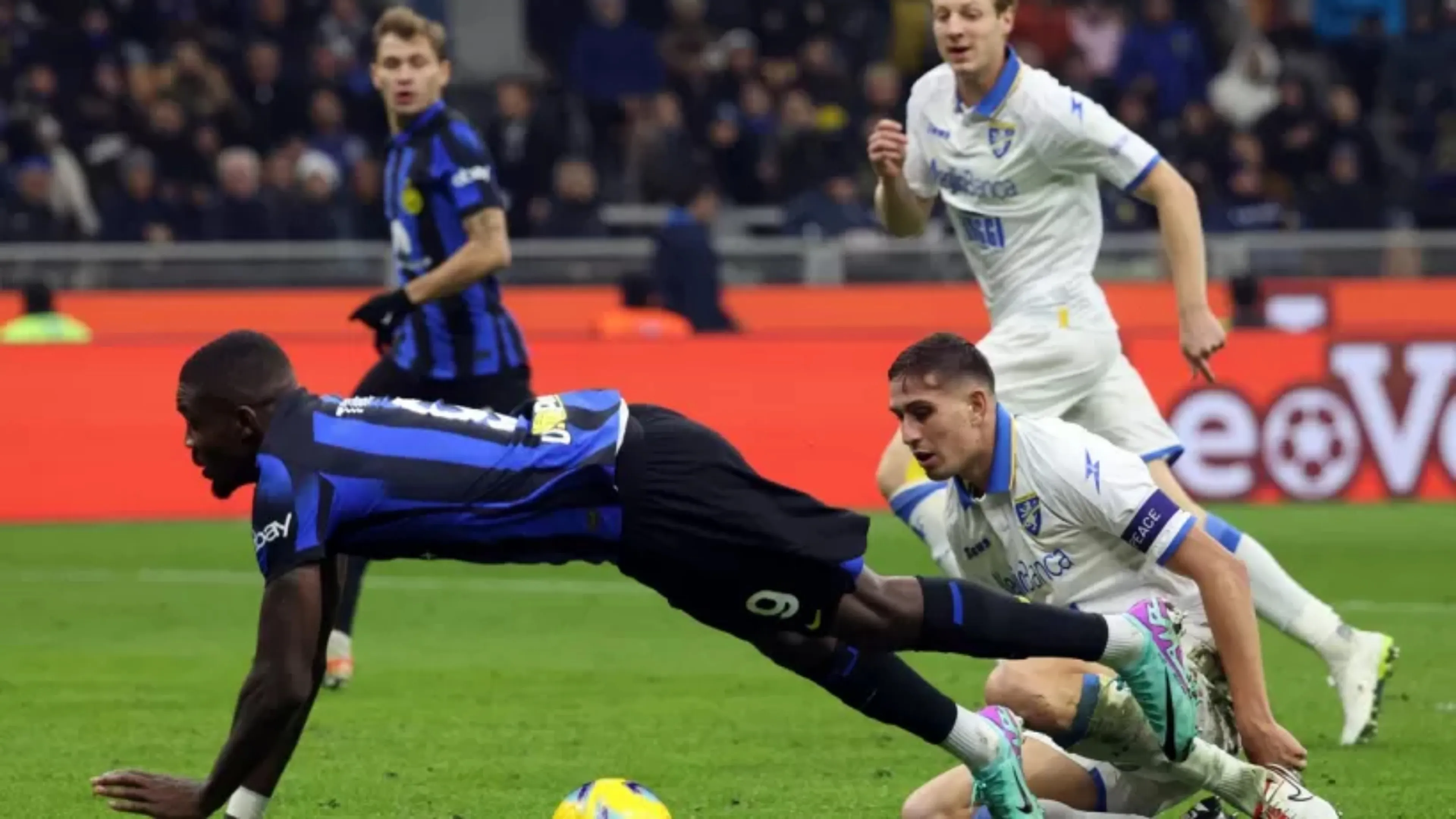 Copertina di Il rigore dato all'Inter accende le polemiche: fallo su Thuram o tuffo?
