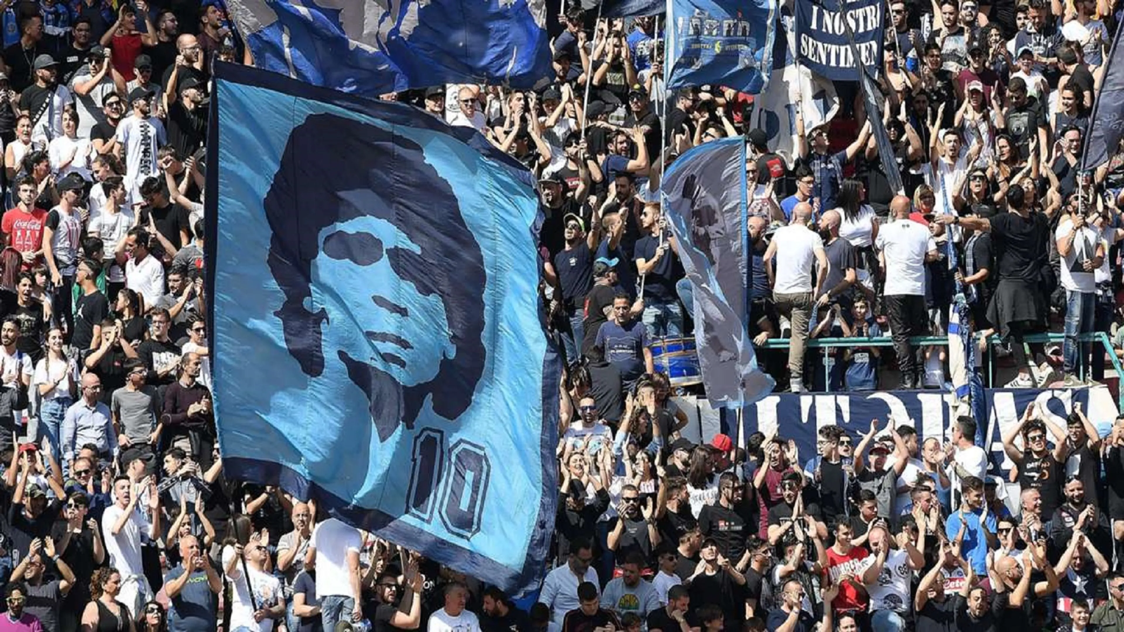 Copertina di Tifosi del Napoli imbufaliti con il CorSport: "Sudditi, vergogna" (FOTO)