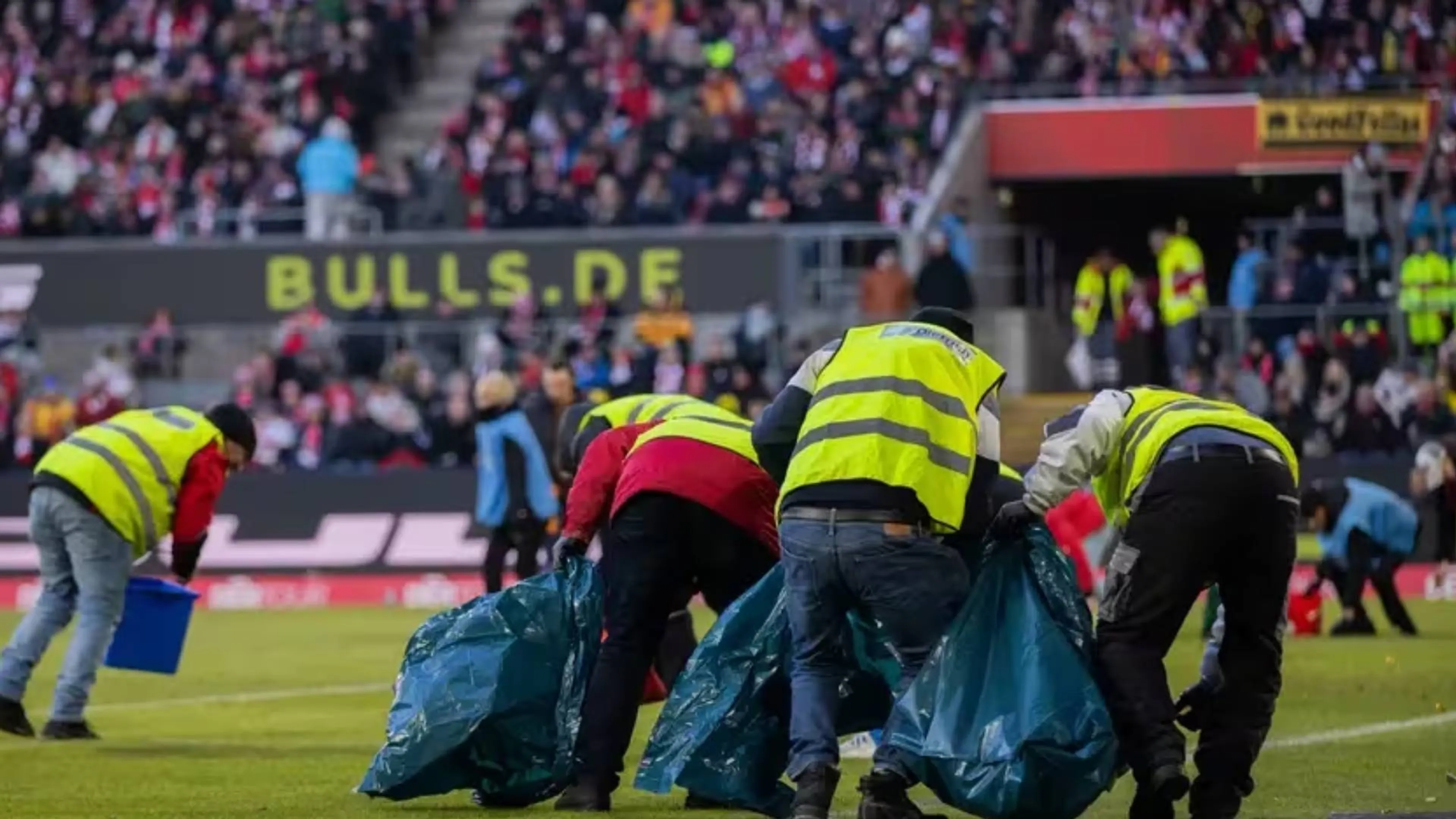 Bundesliga, la protesta dei tifosi è surreale. Ecco cosa hanno lanciato in campo