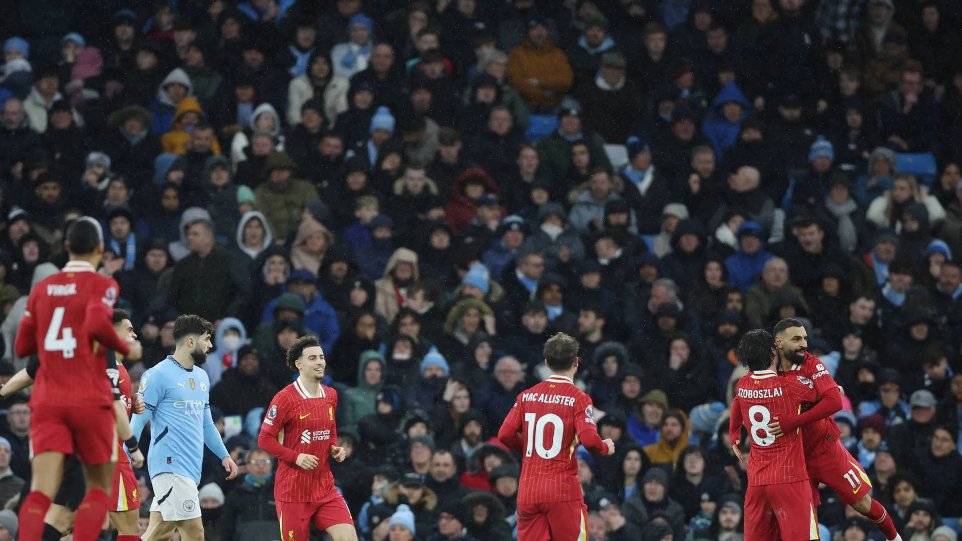 Manchester City-Liverpool, tifoso dei Reds nel settore dei Citizens. L'intervento degli steward evita il peggio (VIDEO)