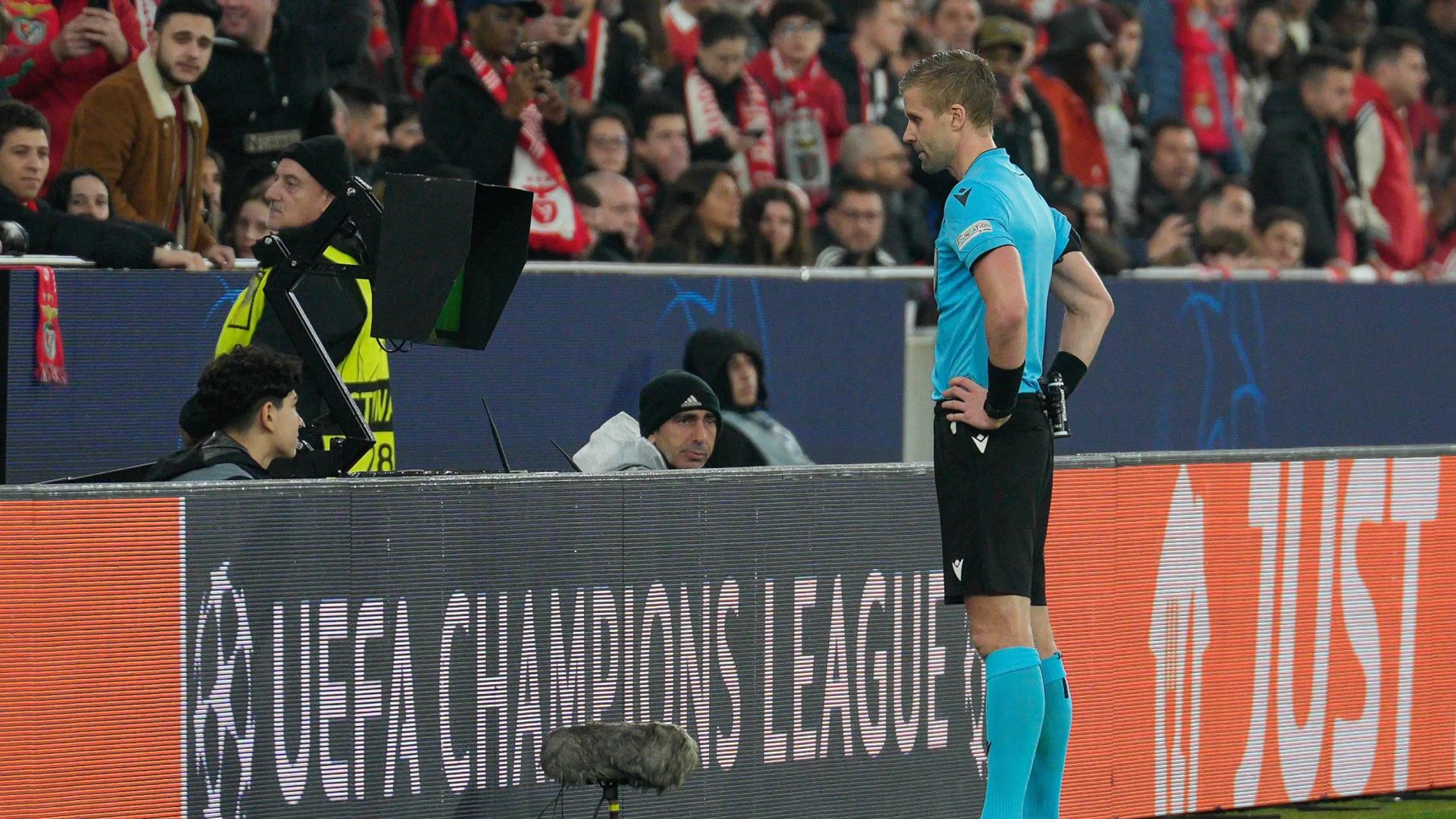 Clamoroso in Champions, tifoso offre soldi all'arbitro durante il controllo Var(FOTO)