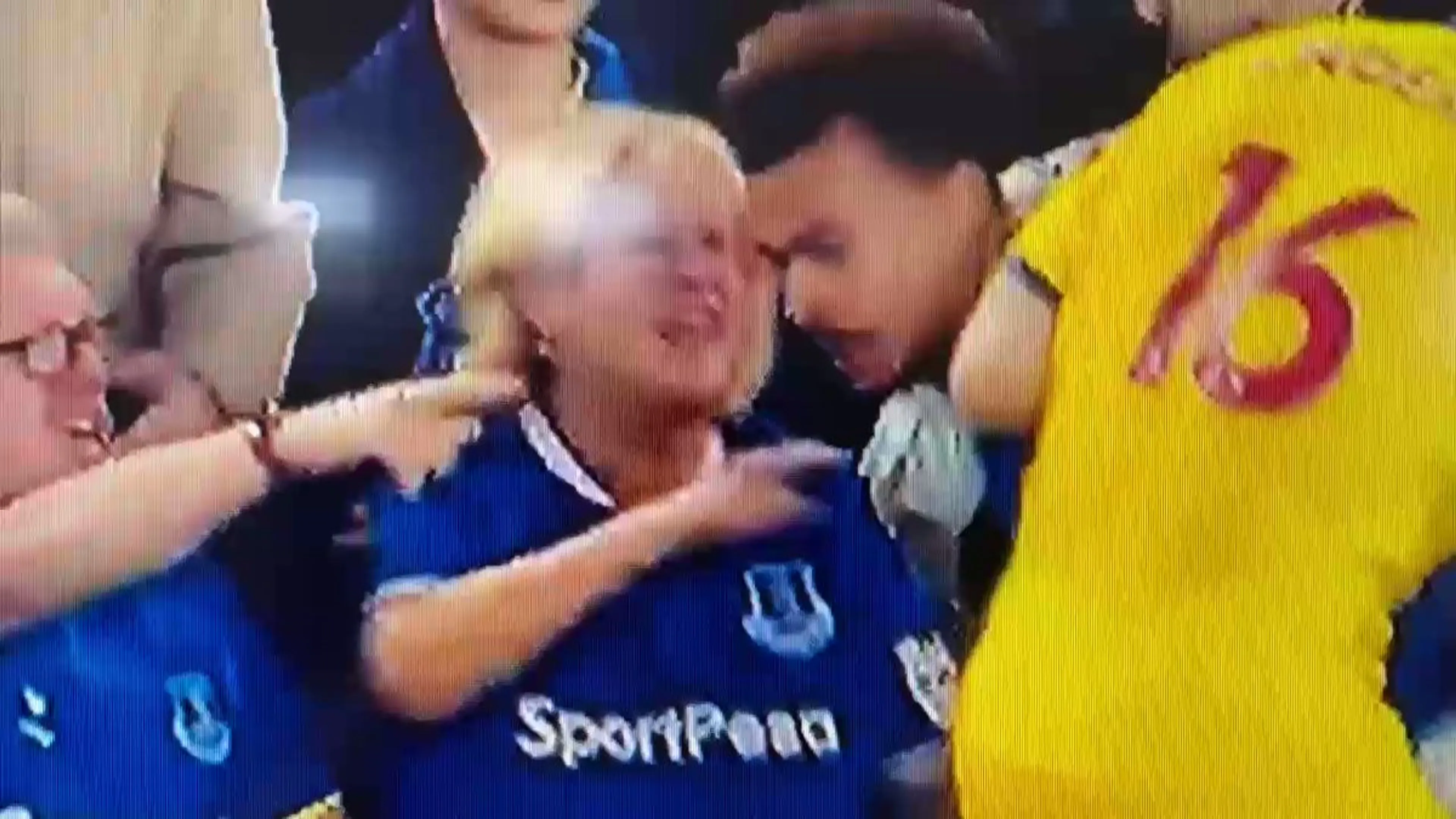 Copertina di Tifosa sculaccia giocatore del Crystal Palace mandandolo a quel paese. Social in delirio (VIDEO)