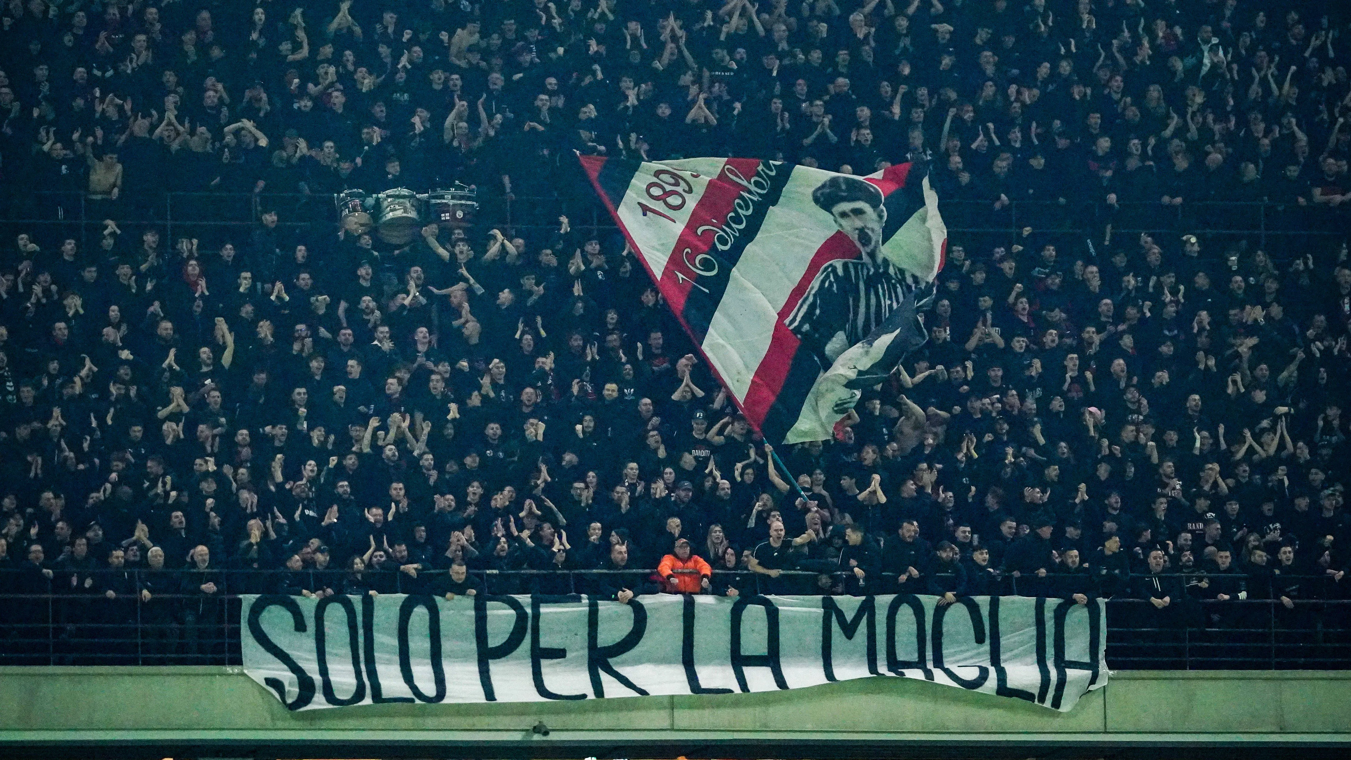 Altro striscione tolto ai tifosi del Milan