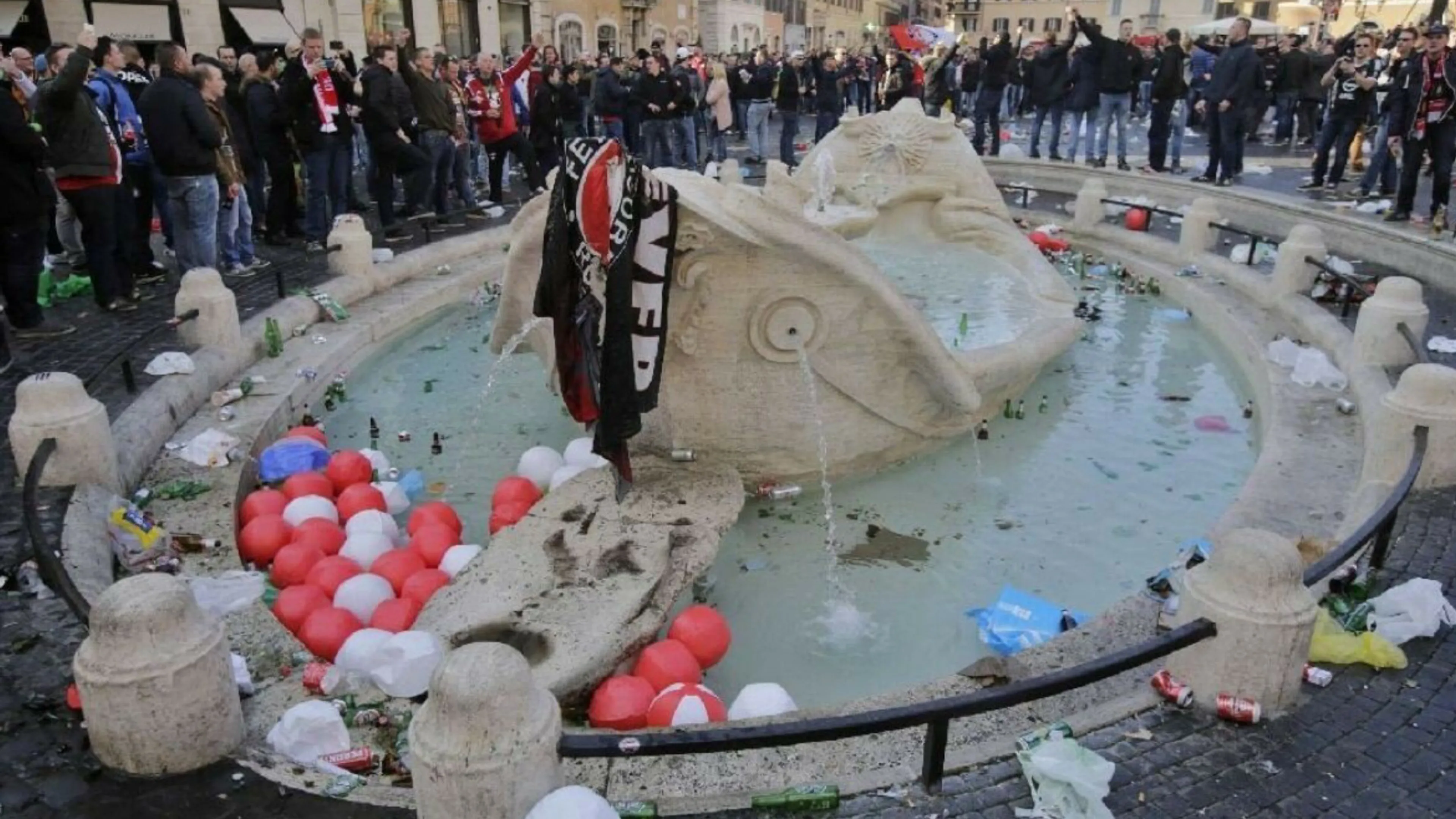 Copertina di Feyenoord, le minacce dei tifosi: “Distruggeremo Roma”. Pronto il divieto di trasferta? Il retroscena