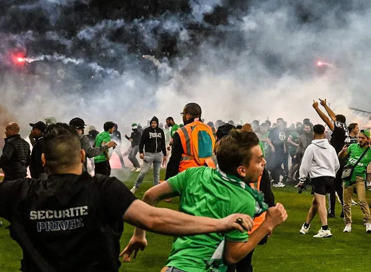 /images/t/i/f/tifosi-invasione-saint-etienne.jpg