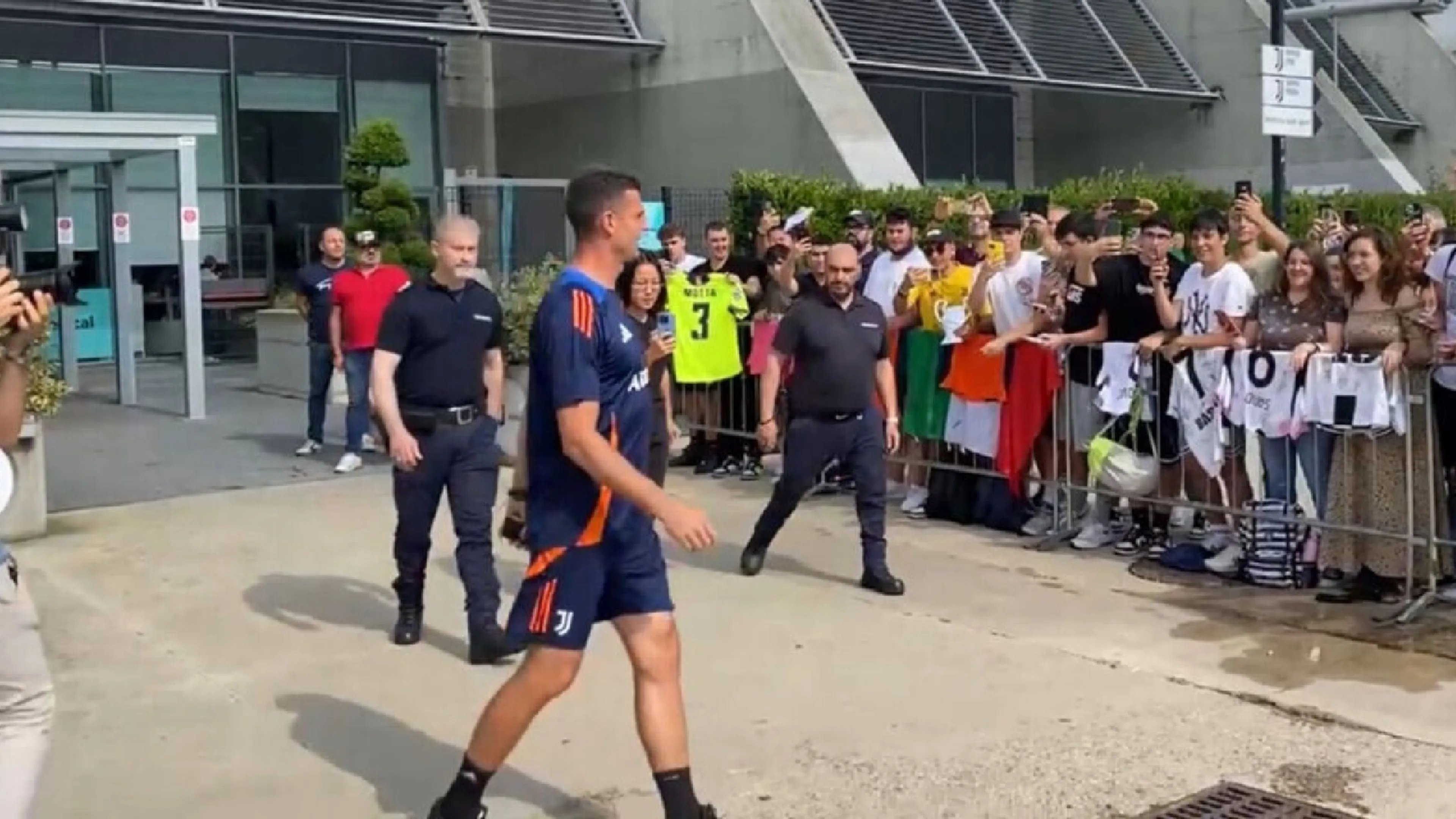 Copertina di Il "trabocchetto" dei tifosi della Juve a Thiago Motta: l'allenatore non ci casca