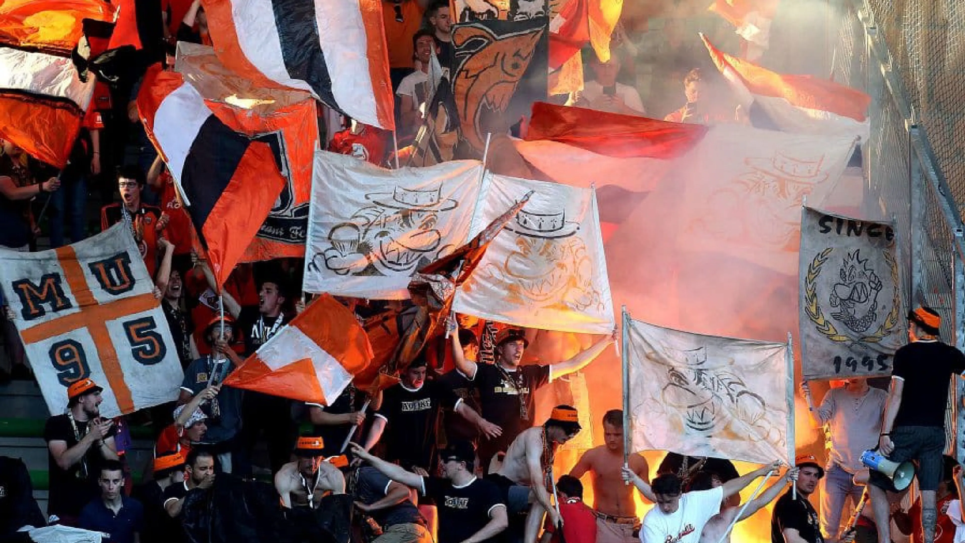 Copertina di Incredibile protesta in Francia: i tifosi del Lorient contestano la squadra con 400kg di pesce marcio (FOTO)