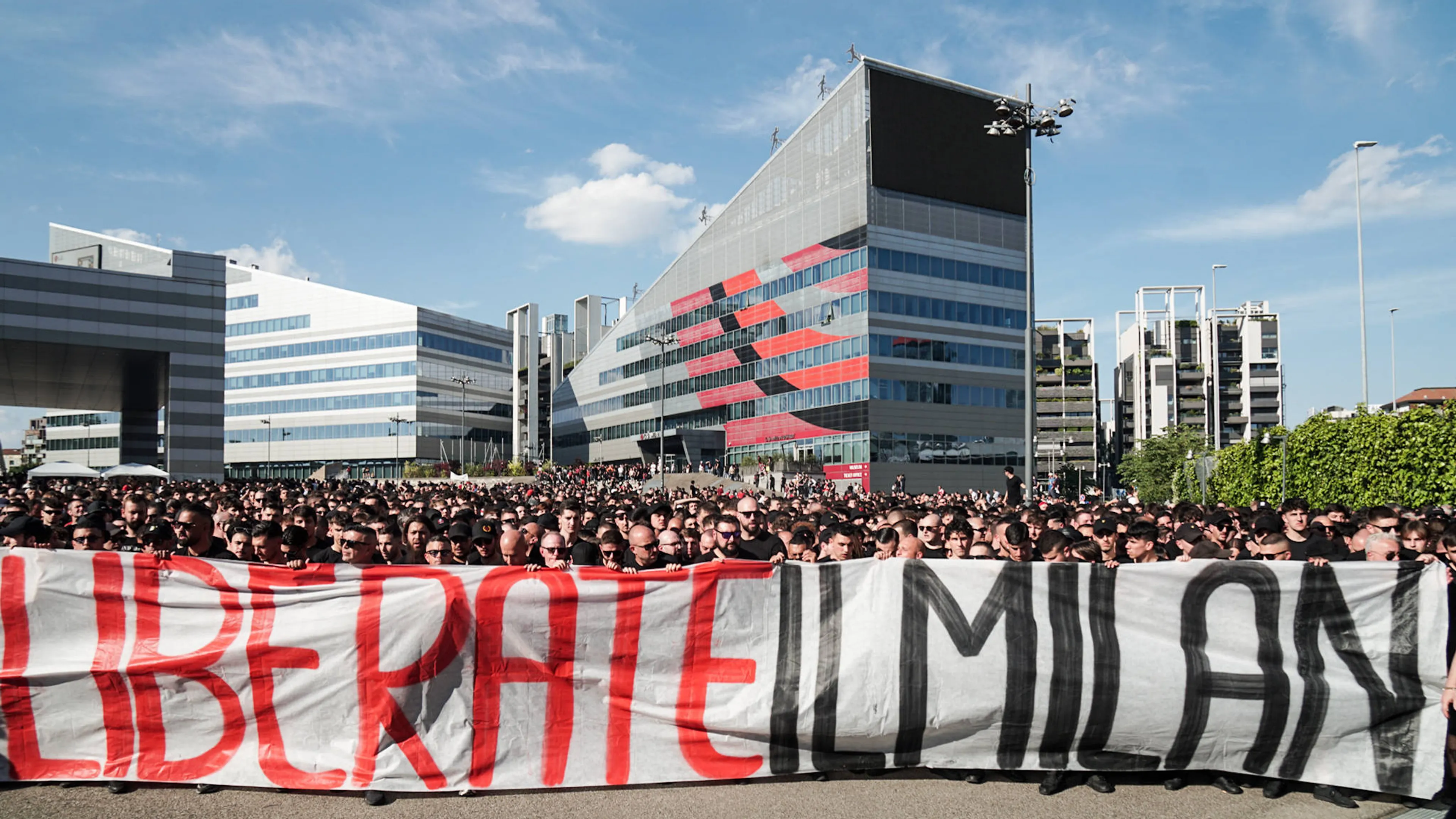 Copertina di Tifosi protestano davanti Casa Milan