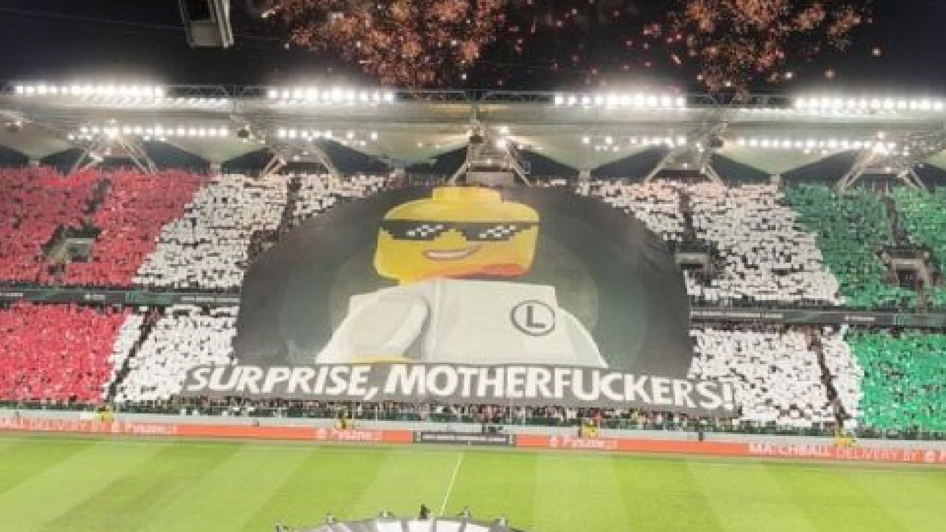 Copertina di La UEFA chiude la curva al Legia Varsavia: i tifosi aggirano il provvedimento con una risposta geniale