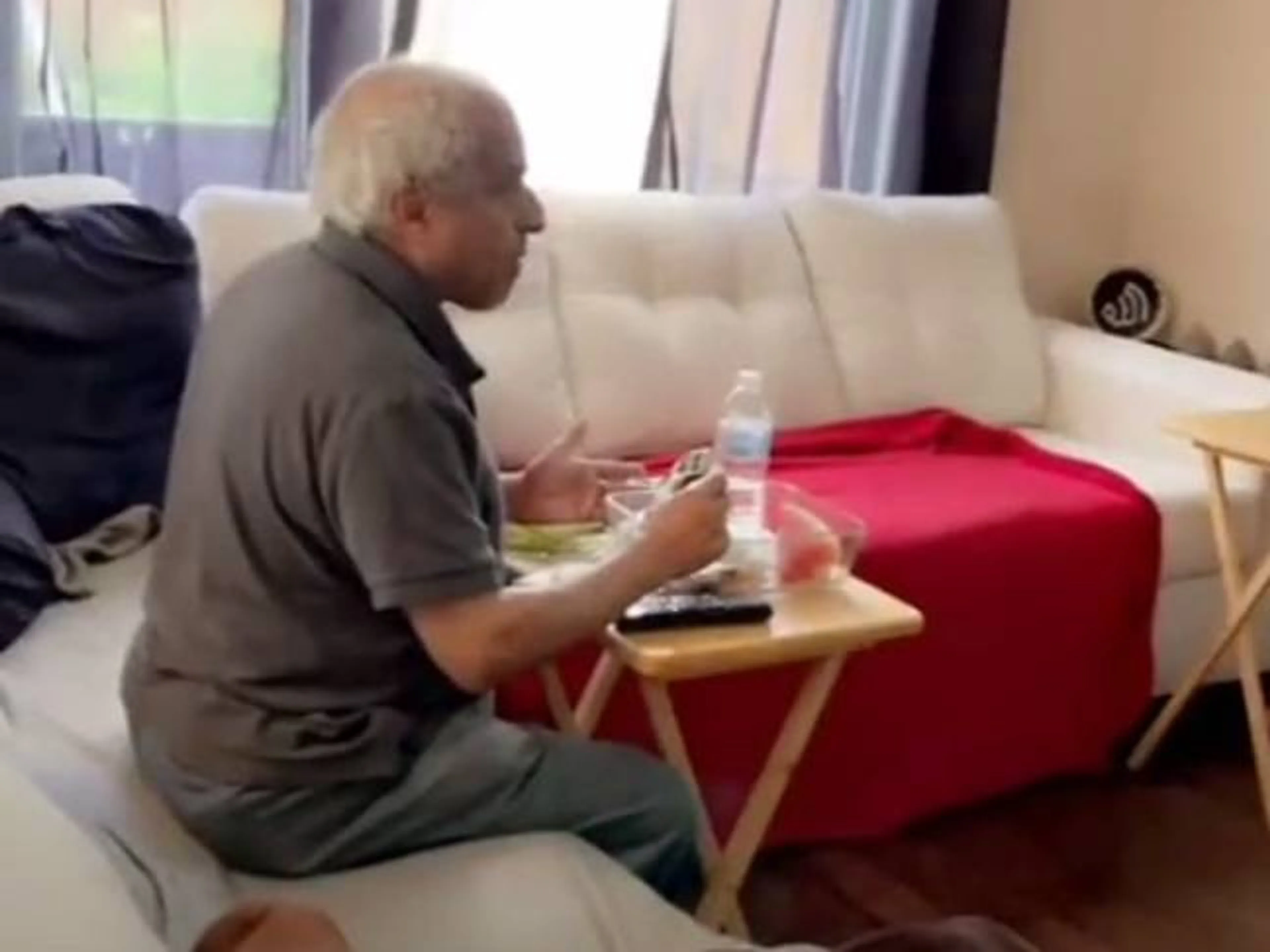 Copertina di Tifoso guarda match pensando sia Inghilterra-Danimarca, in realtà…era FIFA