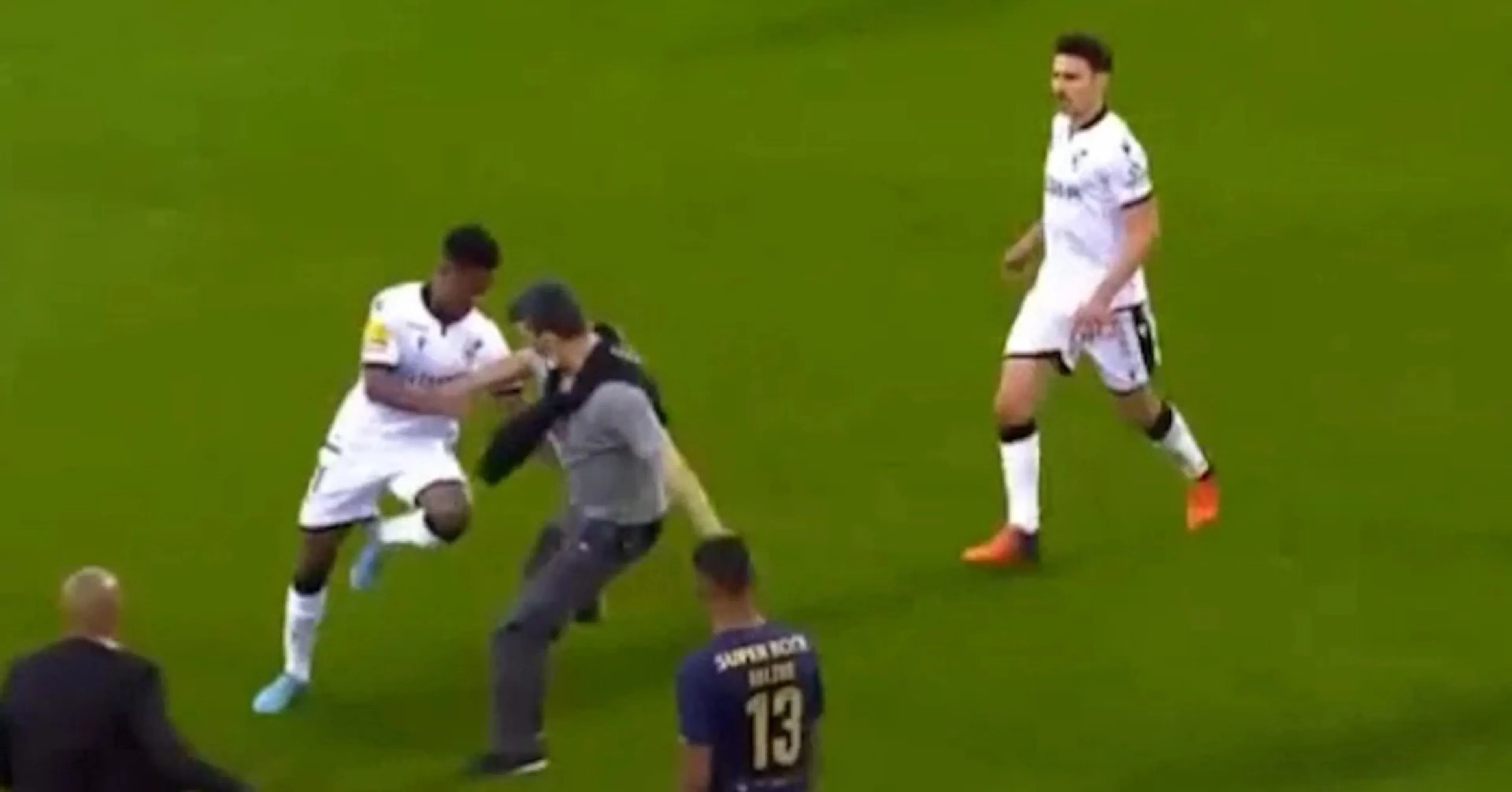 Copertina di Incredibile in Portogallo: tifoso invade il campo e prende a calci i giocatori (VIDEO)