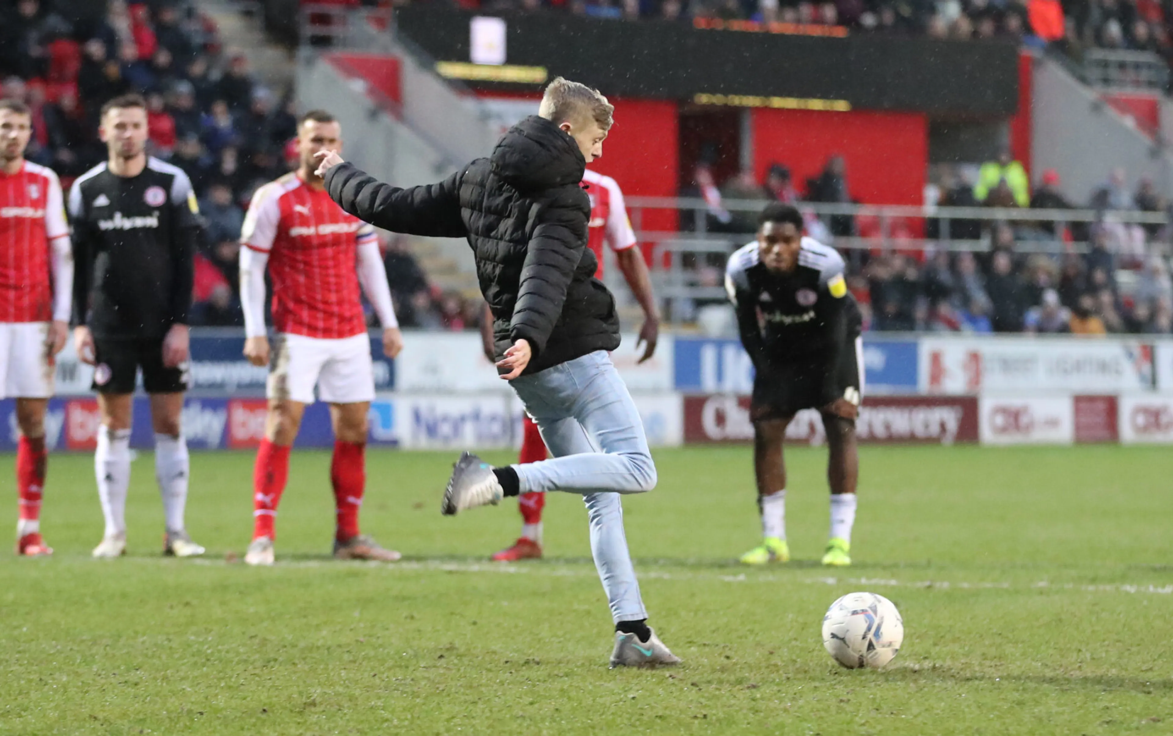 Copertina di Tifoso invade il campo e calcia il pallone durante il rigore del pareggio. Il rigorista lo insegue poi…sbaglia (VIDEO)