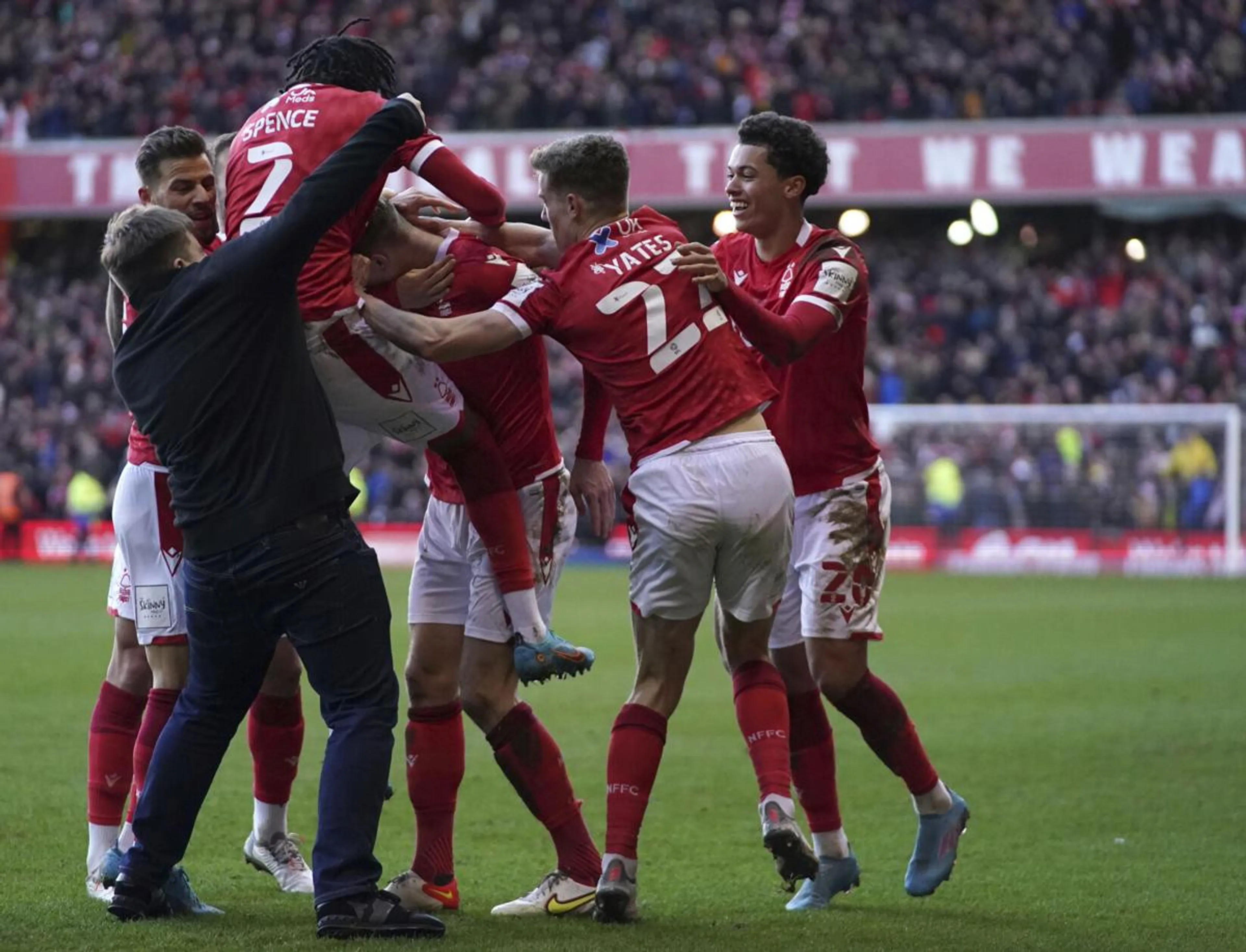 Copertina di Nottingham Forest segna, tifoso Leicester invade il campo per confrontarsi con i giocatori: arrestato
