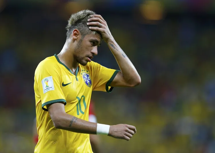 /images/t/i/f/tifoso-ruba-palla-a-neymar-1.jpg