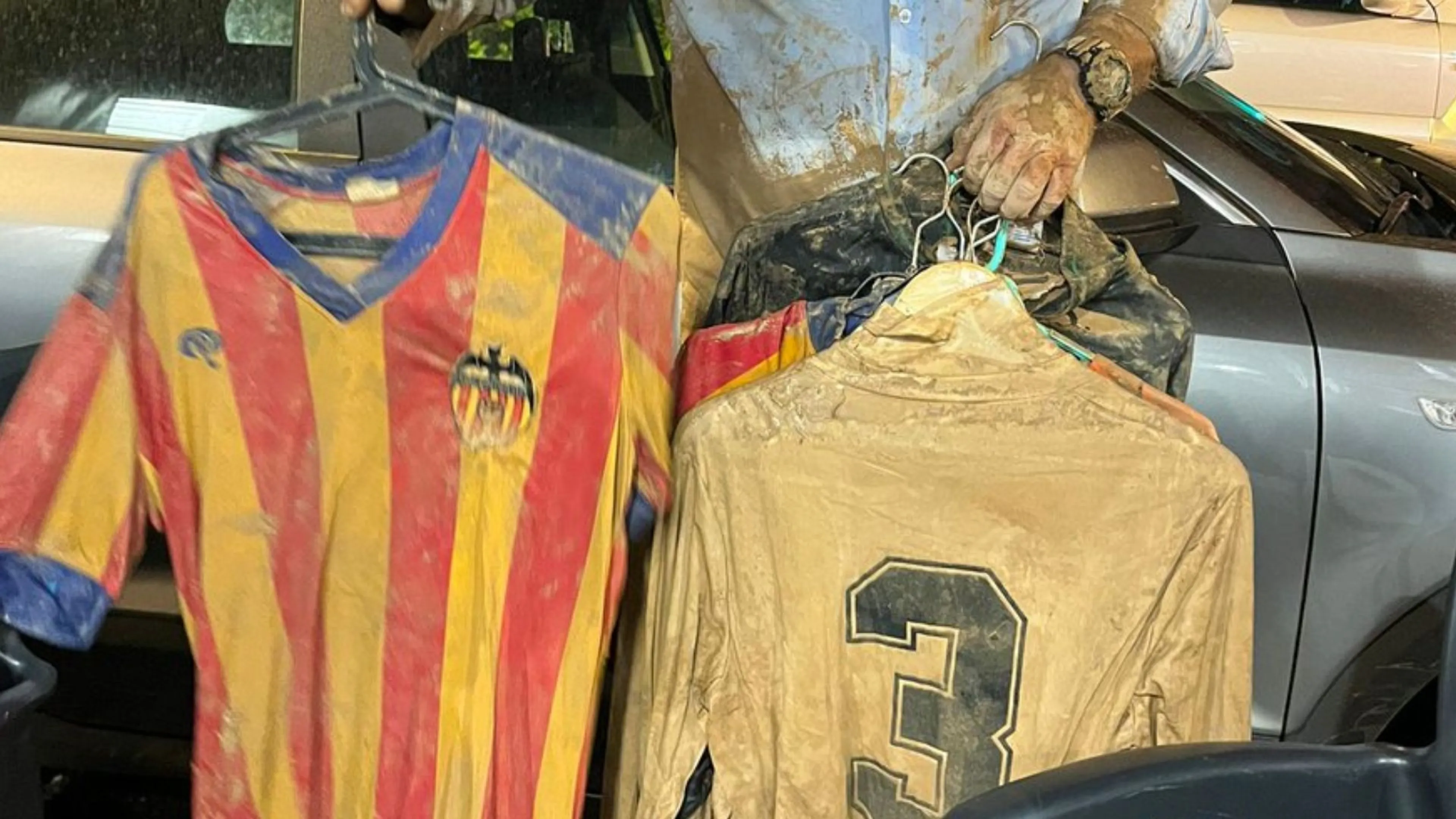 Un tifoso del Valencia ha sfidato la sorte per salvare dall'alluvione la sua collezione di maglie storiche