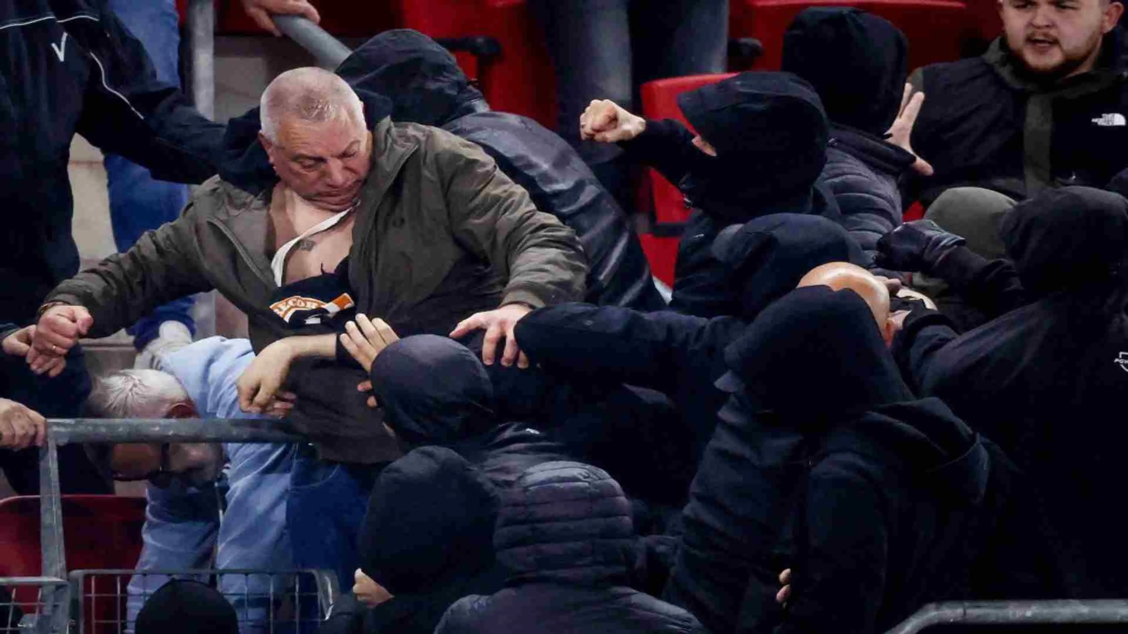 Delirio sugli spalti: due tifosi del West Ham difendono il settore delle famiglie dall’attacco degli ultras avversari (VIDEO)