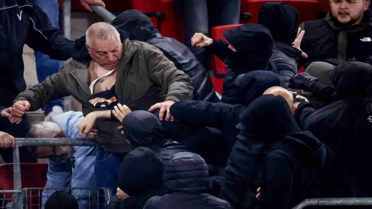 /images/t/i/f/tifoso-west-ham-contro-ultras.jpg
