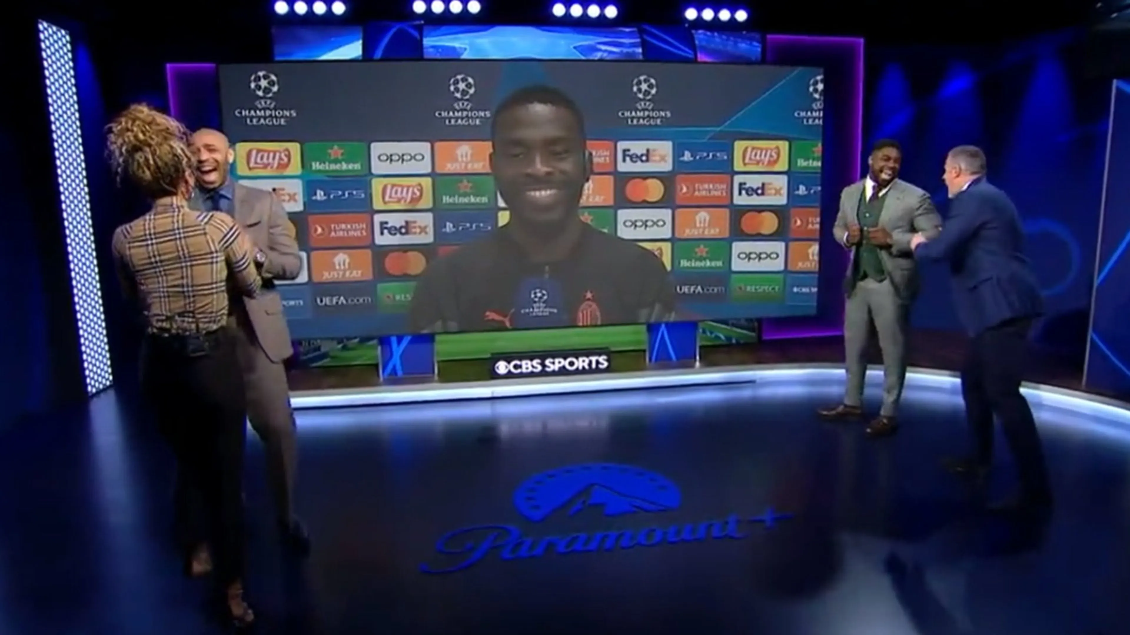 Copertina di Tremenda gaffe della CBS con Tomori: poi si scusano col calciatore del Milan