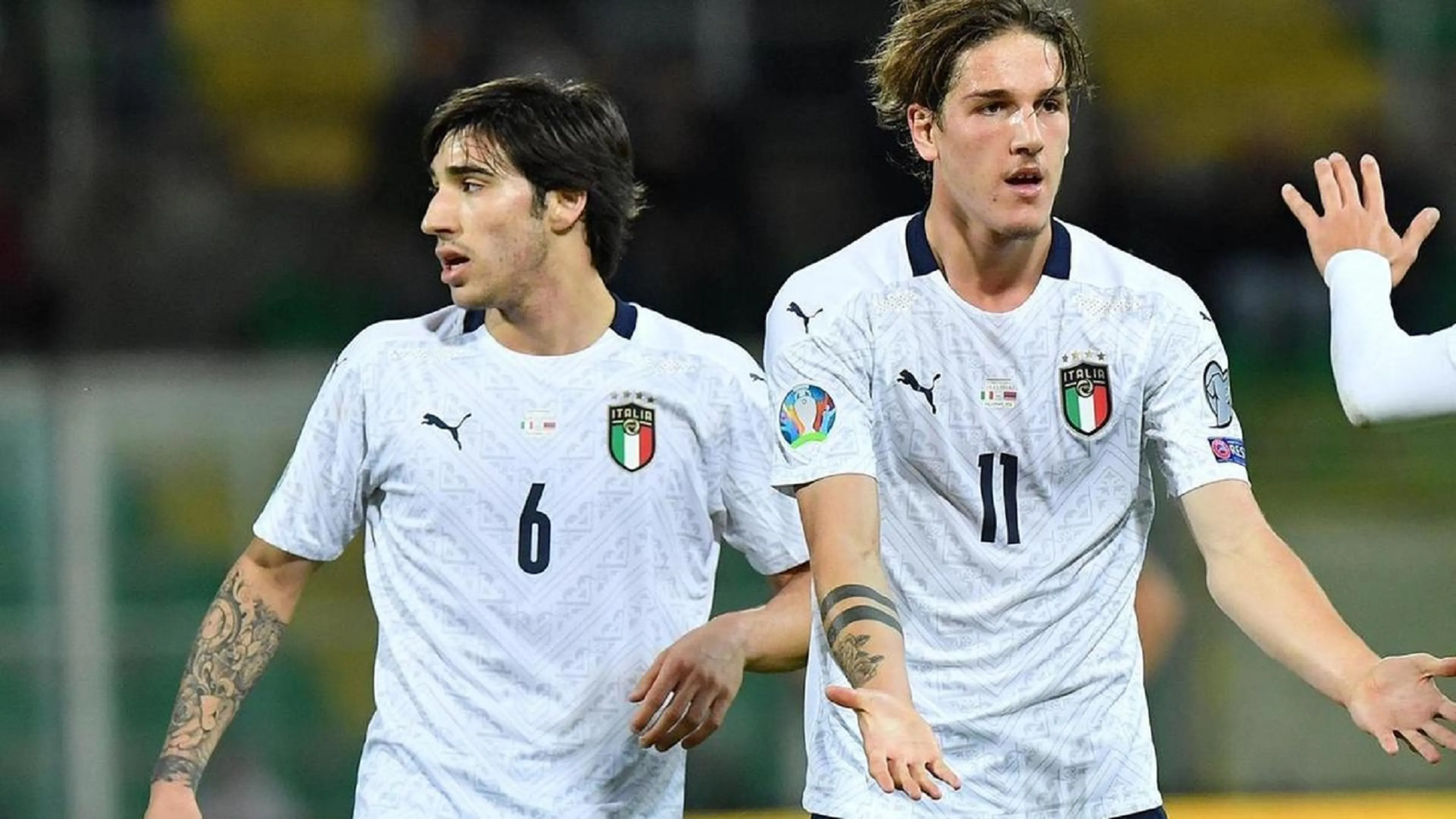 Copertina di Calcioscommesse - Forze dell'ordine a Coverciano per interrogare Tonali e Zaniolo. I due tornano a casa