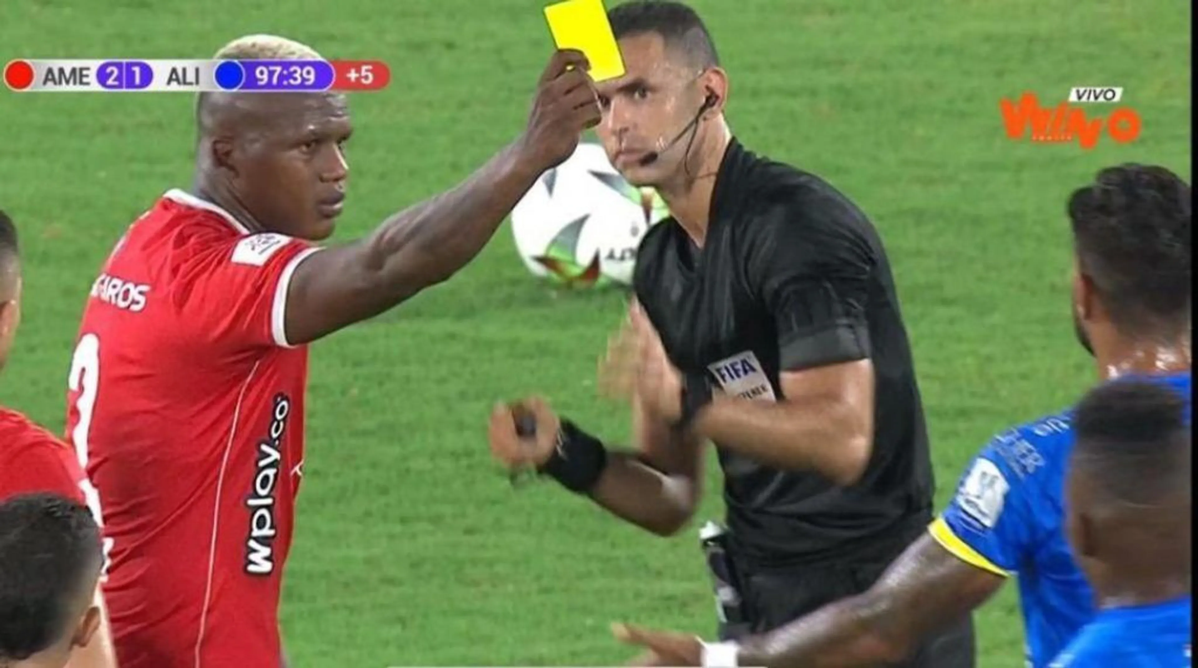 Copertina di Incredibile in Colombia, il difensore Marlon Torres ammonisce il giocatore avversario (VIDEO)