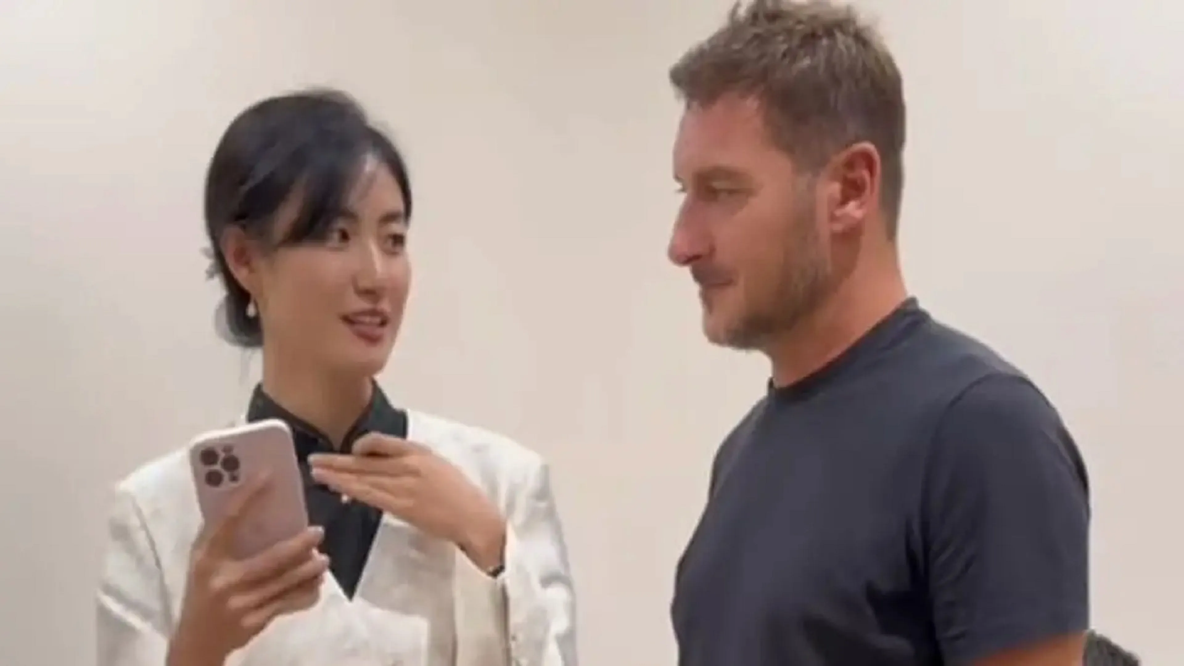 Copertina di Totti, che combini? L'intervista in Cina è una gaffe dietro l'altra (VIDEO)