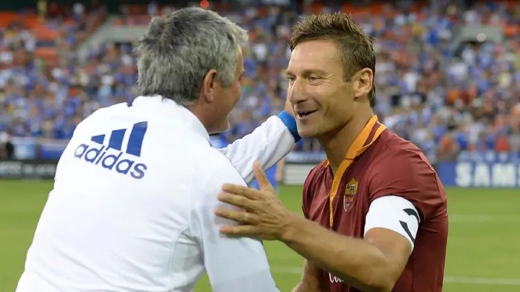 /images/t/o/t/Totti-mourinho-roma.jpg