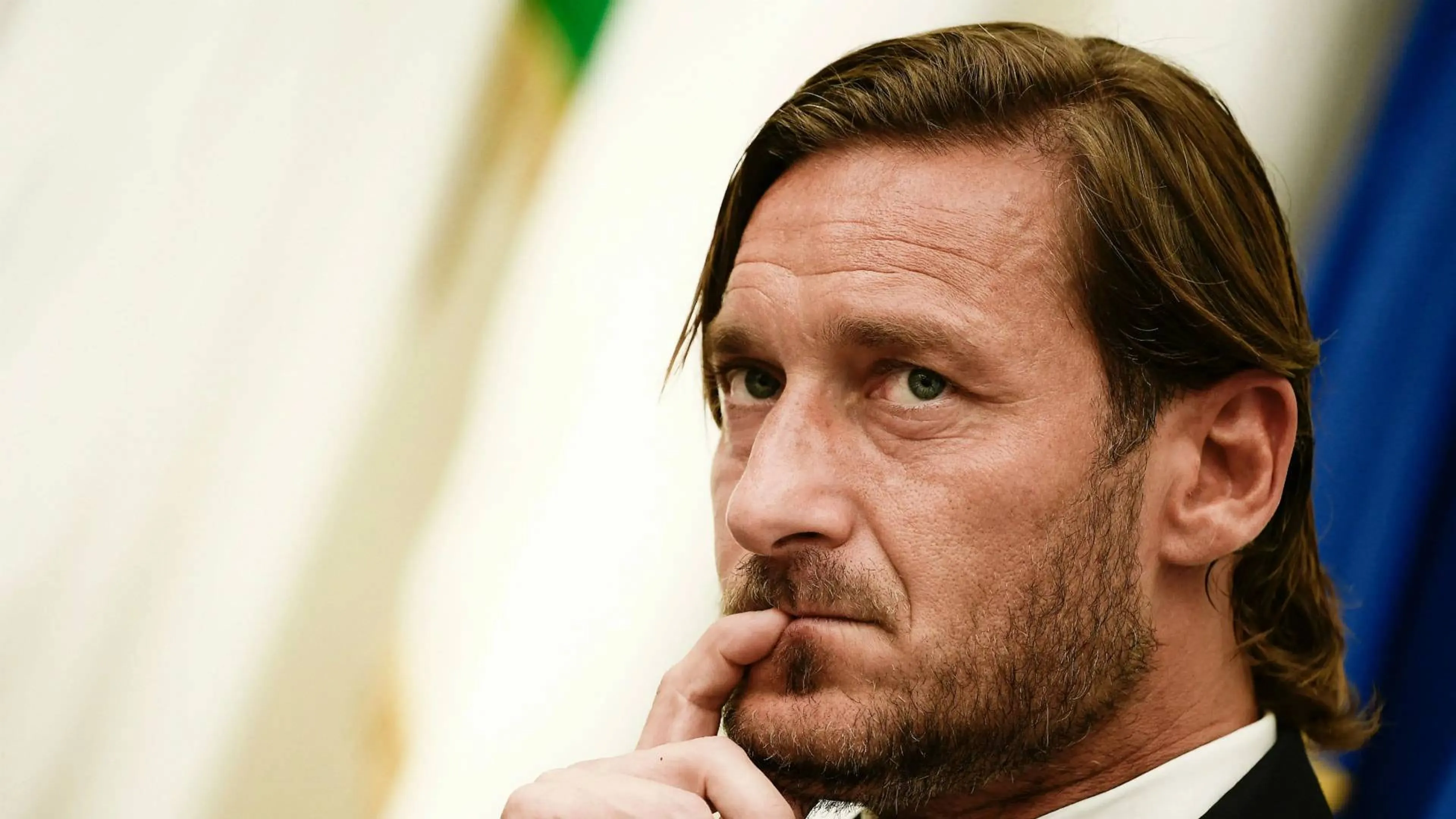 Copertina di Totti "preoccupato" per De Rossi: "Rischia la fine di Mourinho alla Roma"