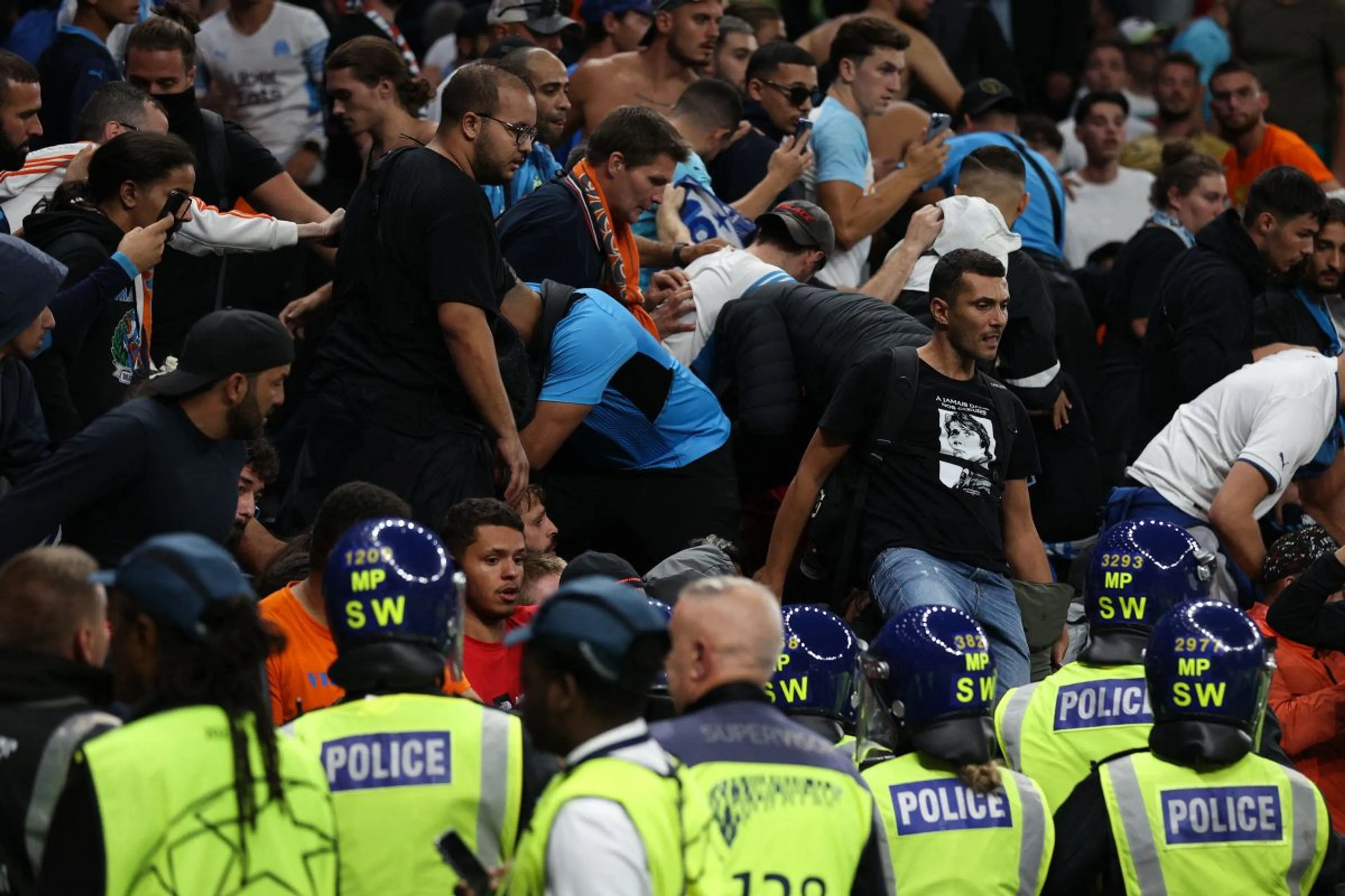 Copertina di Tottenham-Marsiglia, tifoserie a contatto nello stadio: violenti scontri e 5 arresti (VIDEO)