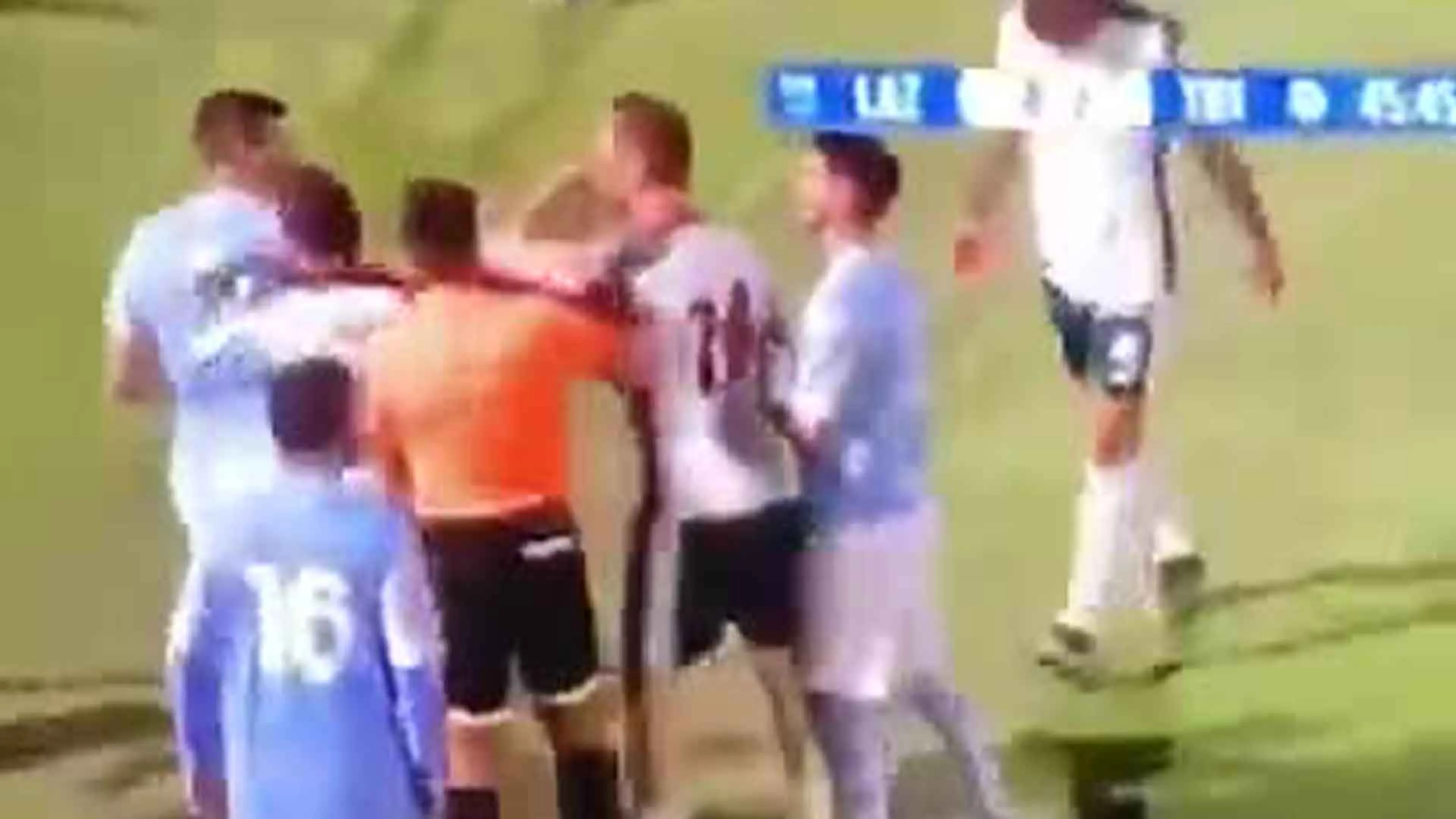 Copertina di Totti perde la testa e dà una manata ad un calciatore della Lazio c8. L’allenatore: “Altra coppa in faccia a capitan rosicamento” (VIDEO)